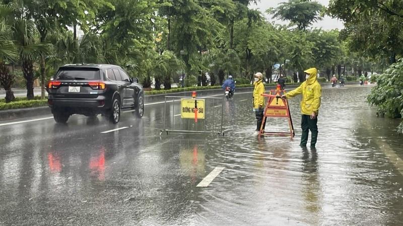 Điểm ngập tại đường Cổ Linh, phường Long Biên.