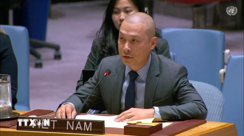 Công sứ Nguyễn Hoàng Nguyên phát biểu tại phiên thảo luận của Hội đồng Bảo an. (Ảnh: Thanh Tuấn/TTXVN)