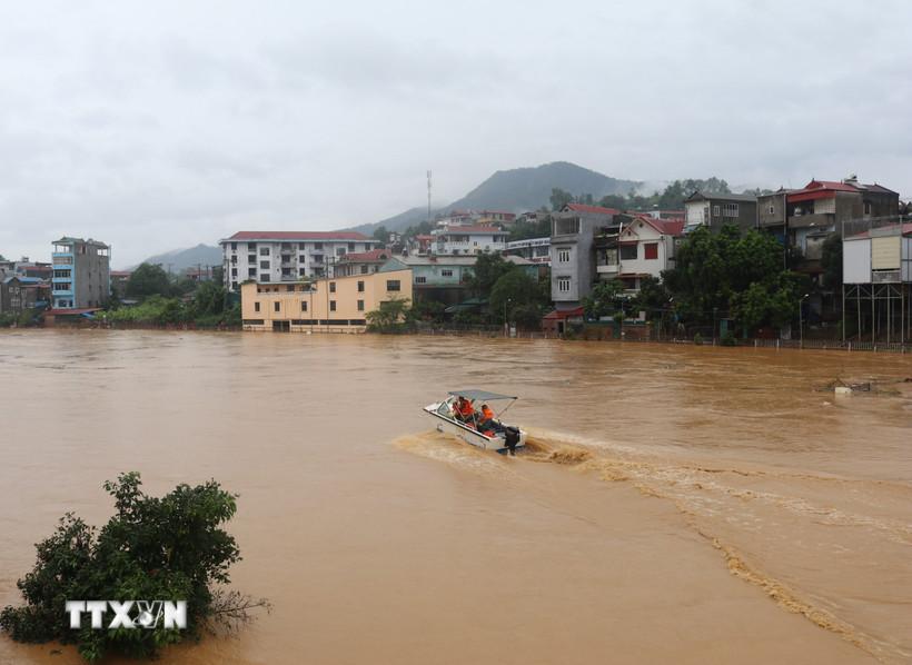 Nước lũ dâng cao trên sông Hiến. (Ảnh: Chu Hiệu/TTXVN.)