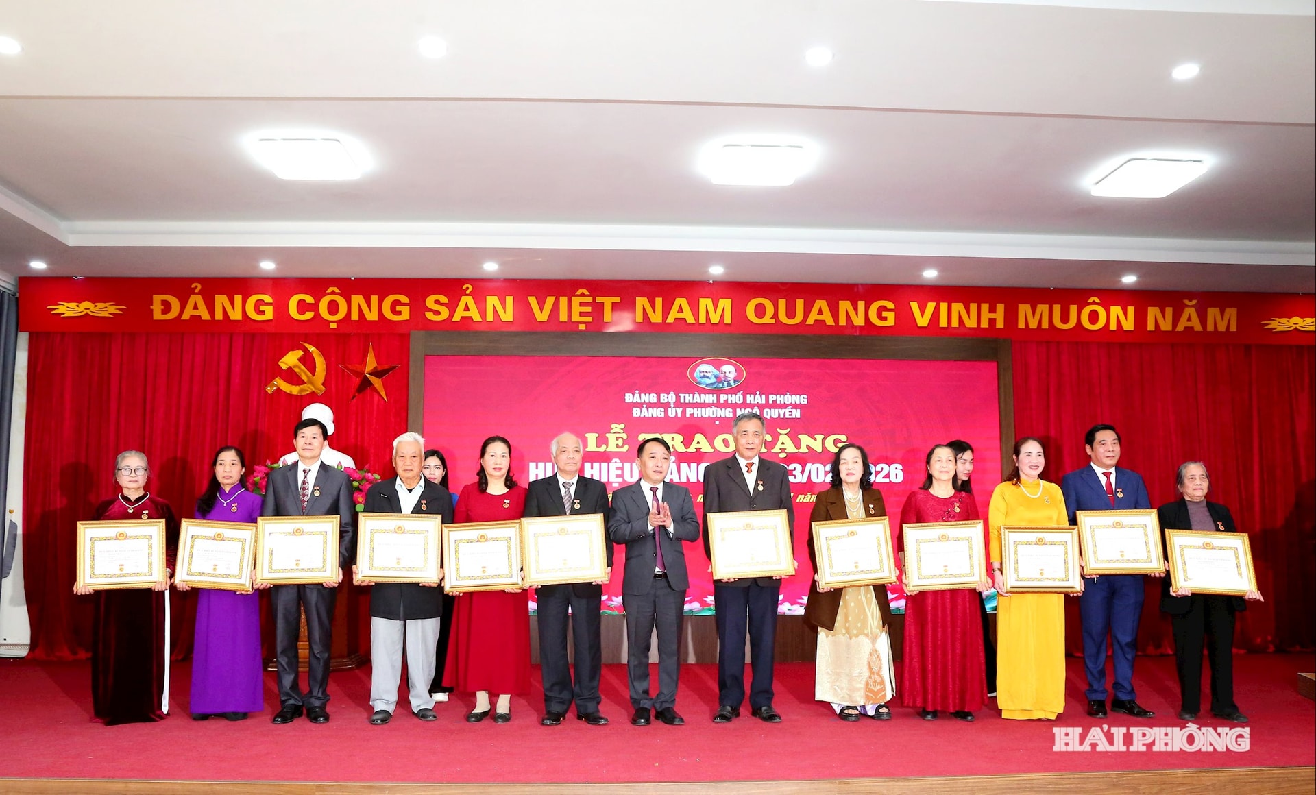 Lãnh đạo phường Ngô Quyền trao Huy hiệu Đảng tặng các đảng viên.