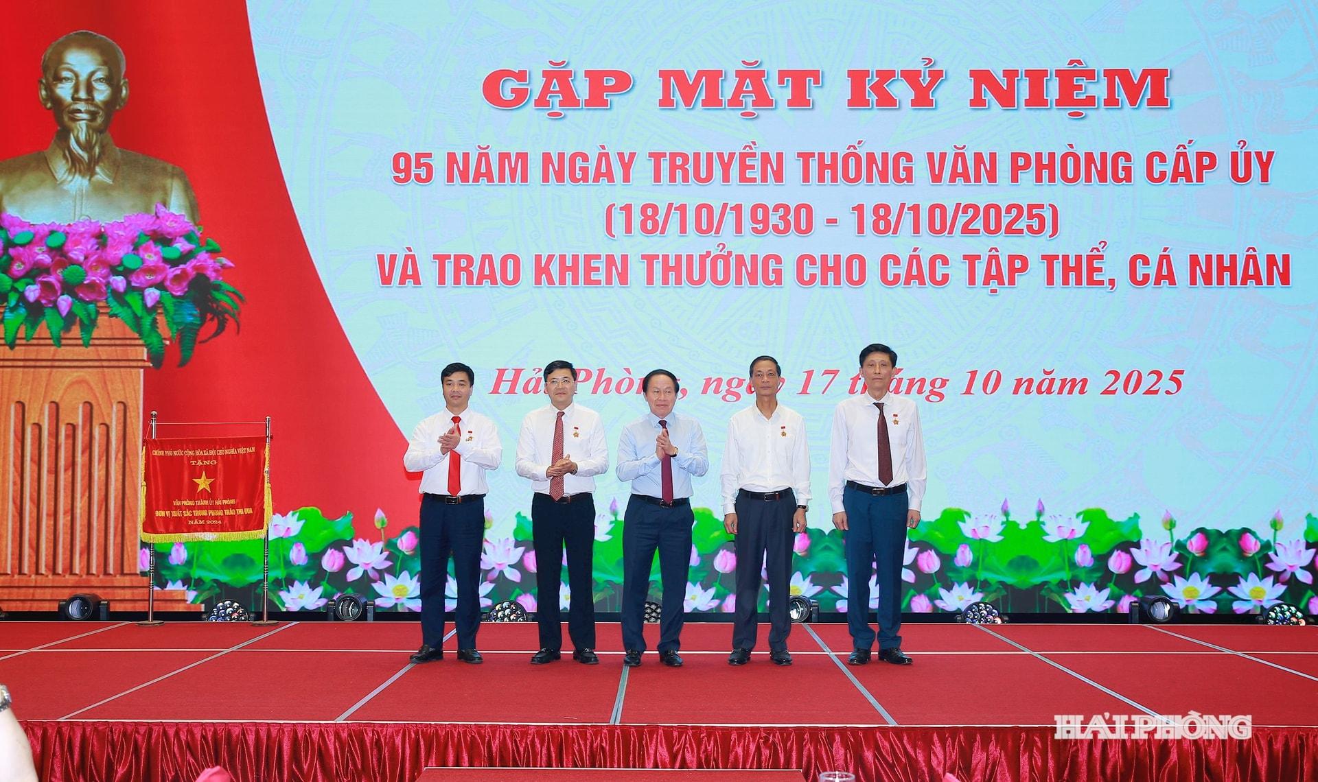 Đồng chí Lê Tiến Châu, Uỷ viên Trung ương Đảng, Bí thư Thành uỷ, Trưởng đoàn đại biểu Quốc hội Hải Phòng trao kỷ niệm chương “Vì sự nghiệp văn phòng cấp uỷ” tặng các cá nhân .