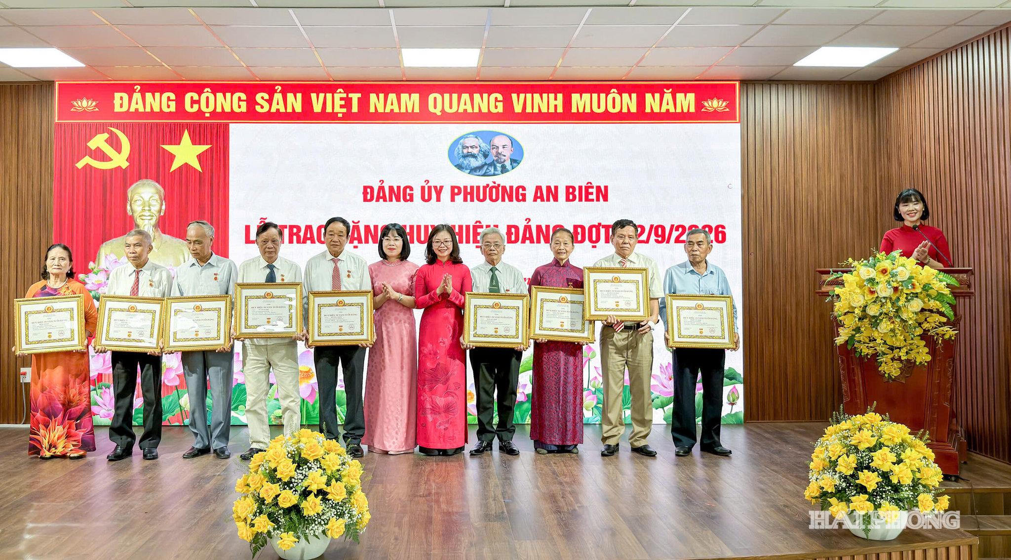 Lãnh đạo phường An Biên trao Huy hiệu Đảng đợt 2/9/2026 tặng các đảng viên sinh hoạt tại Đảng bộ phường.