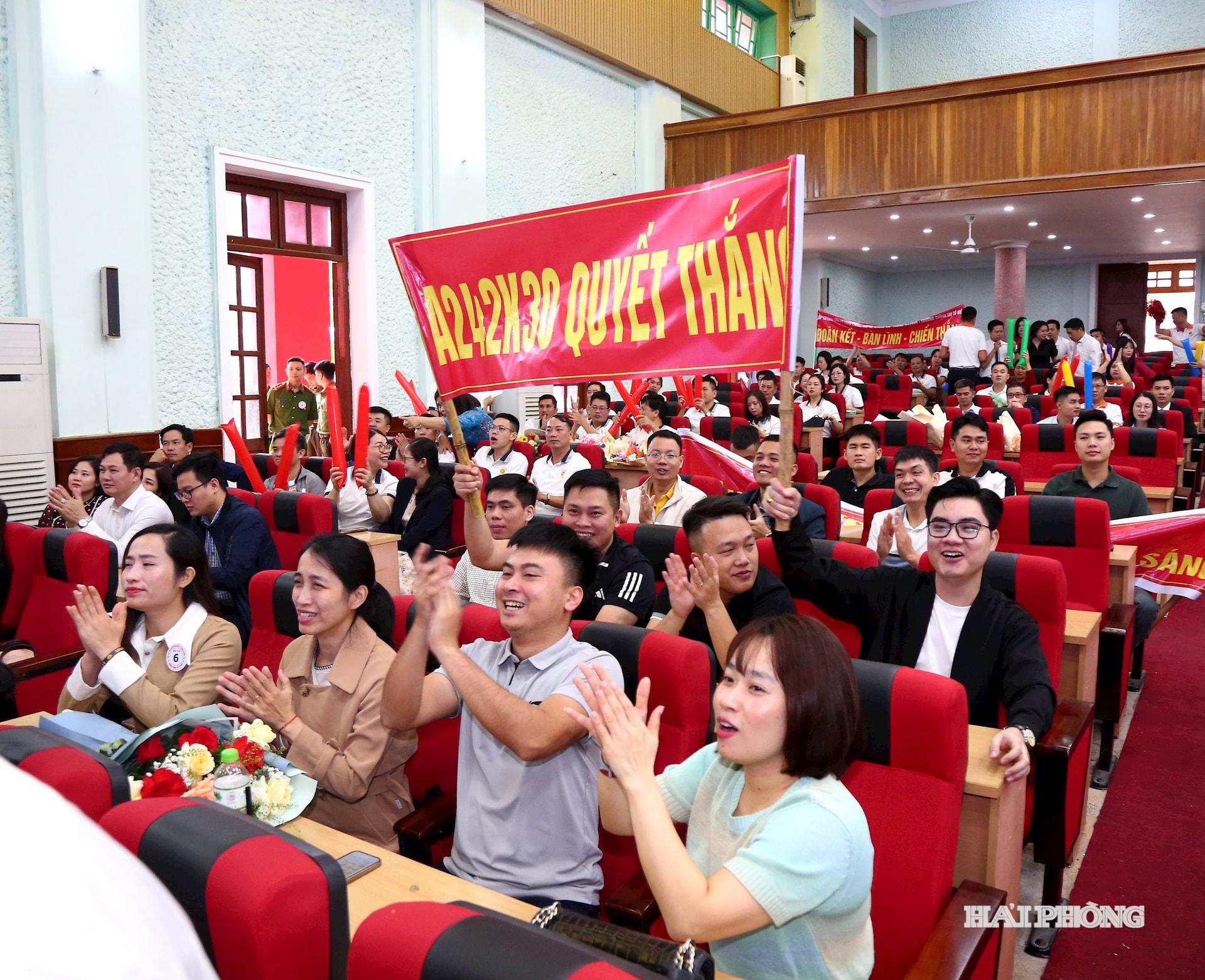 Các cổ động viên nhiệt tình cổ vũ cho Hội thi Học viên học giỏi Lý luận Chính trị năm 2025 - Trường Chính trị Tô Hiệu Hải Phòng