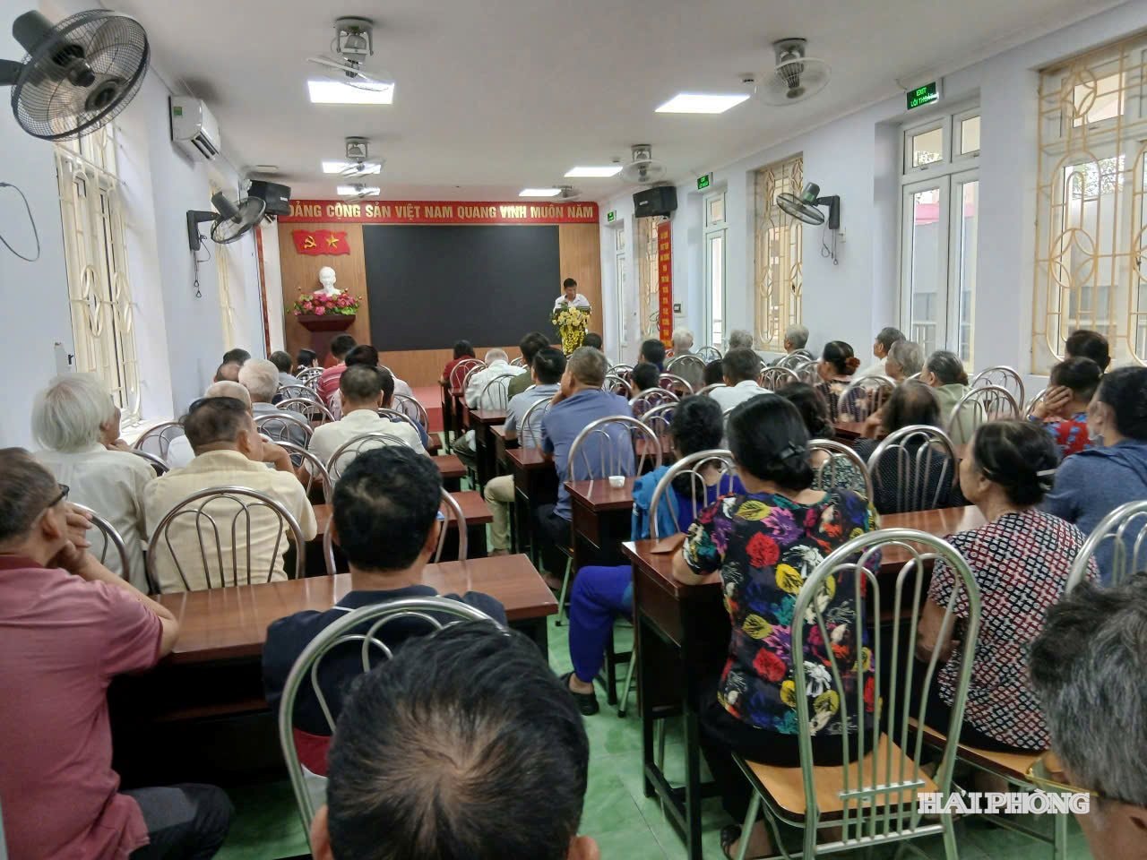 Sinh hoạt theo tổ đảng tại Chi bộ ổ dân phố số 43 Cầu Tre, Đảng bộ phường Ngô Quyền.