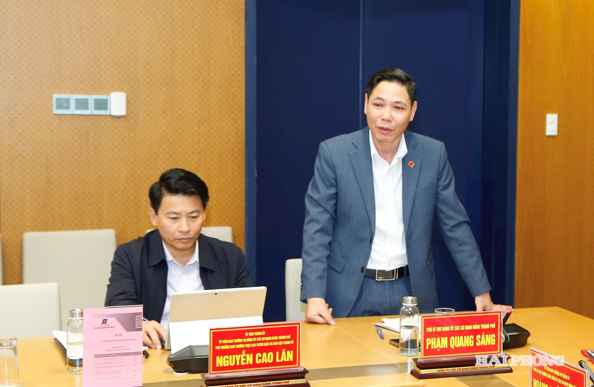 Đồng chí Phạm Quang Sáng, Phó bí thư Đảng ủy khối các cơ quan Đảng thành phố phát biểu ý kiến tại hội nghị .