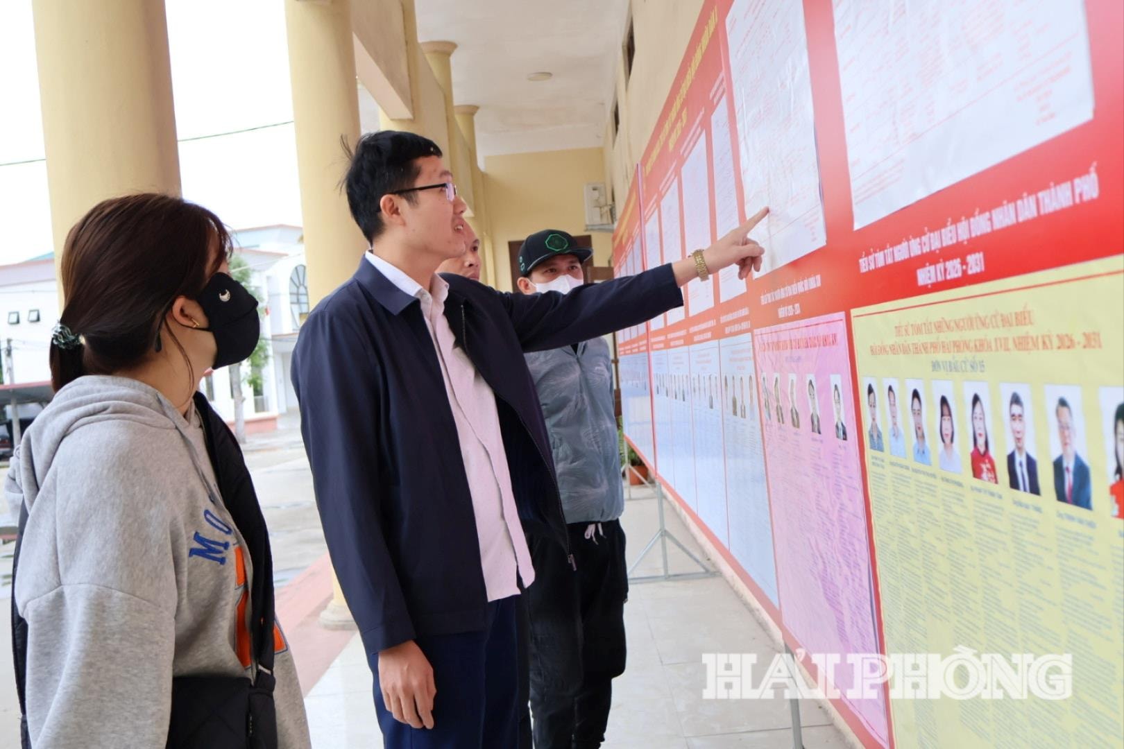 Cử tri xã Lai Khê tìm hiểu thông tin người ứng cử tại khu vực bỏ phiếu trước khi quyết định lựa chọn những người xứng đáng đại diện cho mình.