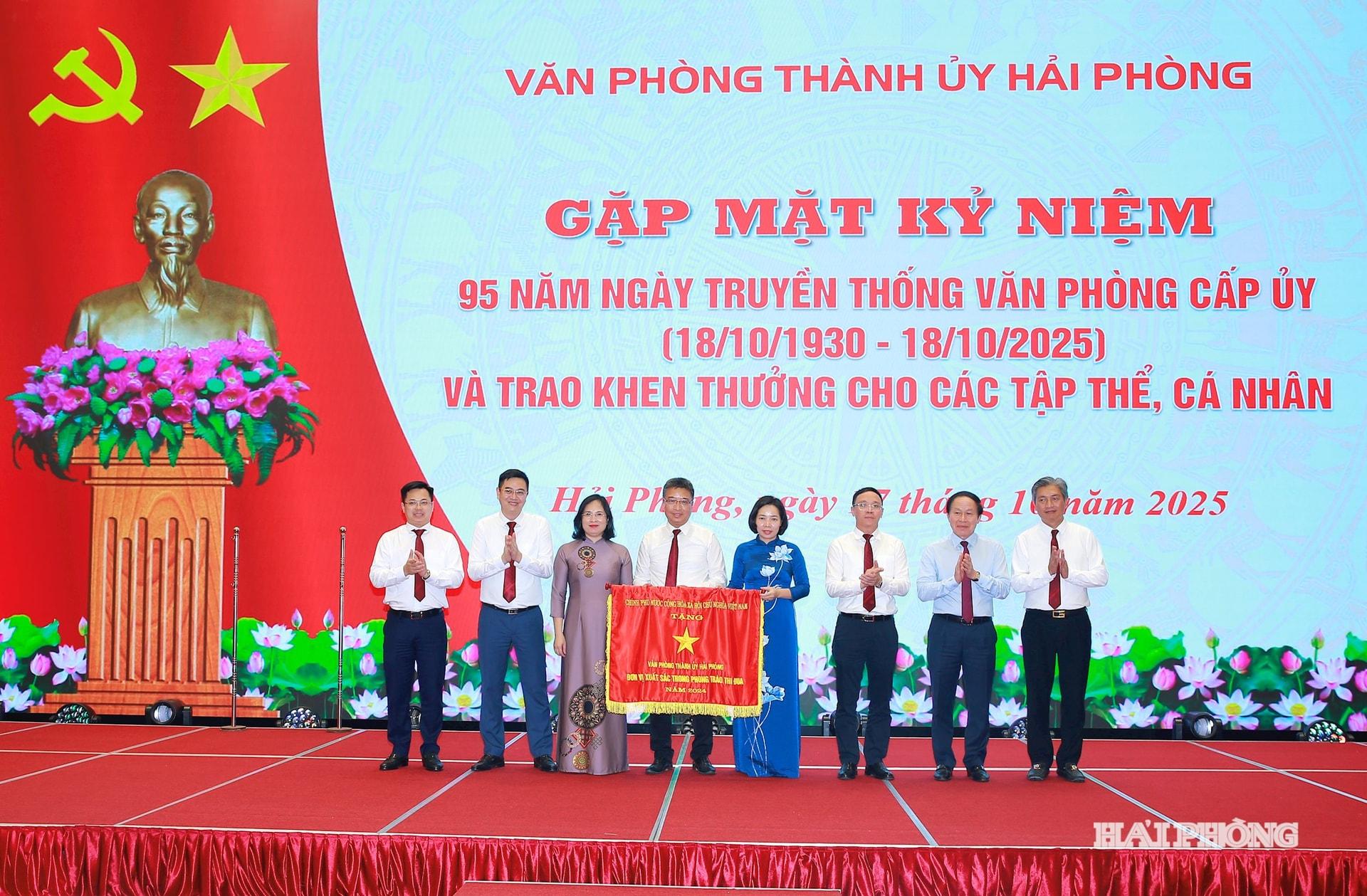 Đồng chí Lê Tiến Châu, Uỷ viên Trung ương Đảng, Bí thư Thành uỷ, Trưởng đoàn đại biểu Quốc hội Hải Phòng trao cờ Đơn vị dẫn đầu phong trào thi đua của Chính phủ tặng Văn phòng Thành uỷ Hải Phòng.