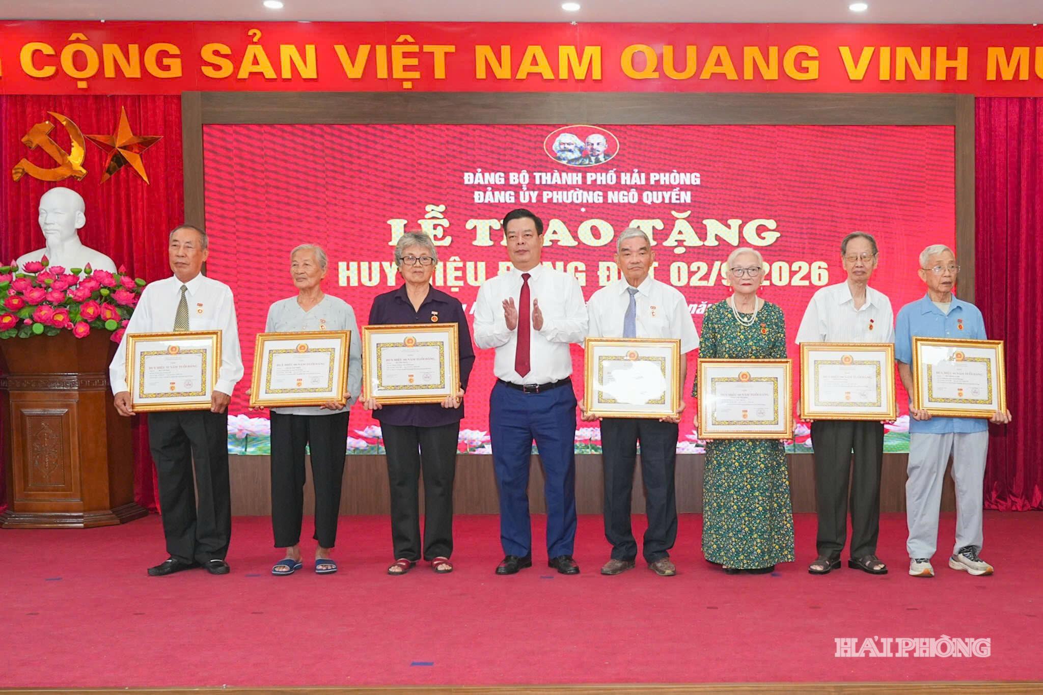 Đồng chí Phạm Văn Thép, Ủy viên Ban Thường vụ Thành ủy, Trưởng ban Ban Quản lý Khu kinh tế Hải Phòng trao Huy hiệu Đảng tặng các đảng viên phường Ngô Quyền.