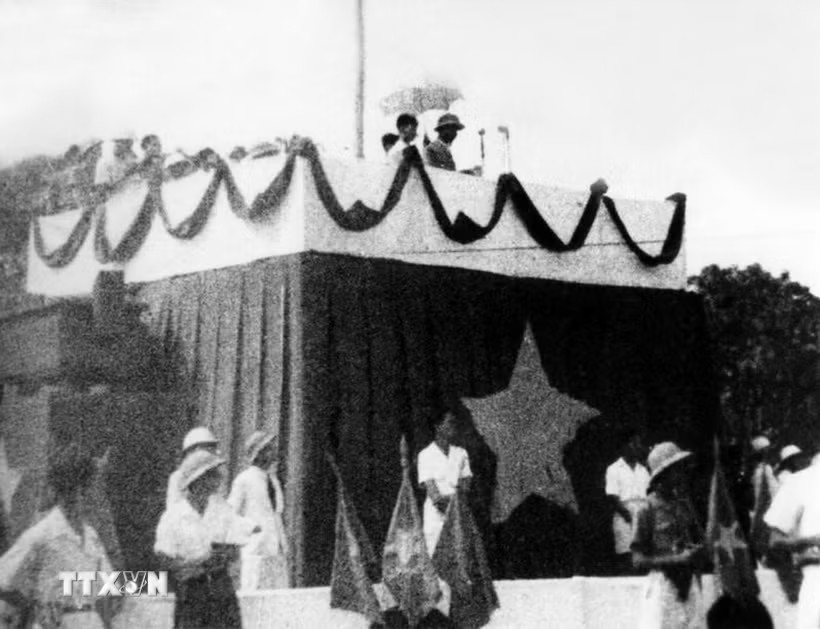 Sáng 2/9/1945, tại Quảng trường Ba Đình lịch sử, Chủ tịch Hồ Chí Minh đọc Tuyên ngôn Độc lập, khai sinh nước Việt Nam Dân chủ Cộng hòa, khẳng định trước quốc dân đồng bào và toàn thế giới: “Nước Việt Nam có quyền hưởng tự do và độc lập, và sự thực đã thành một nước tự do và độc lập. Toàn thể dân Việt Nam quyết đem tất cả tinh thần và lực lượng, tính mệnh và của cải để giữ vững quyền tự do và độc lập ấy”. (Ảnh: TTXVN)