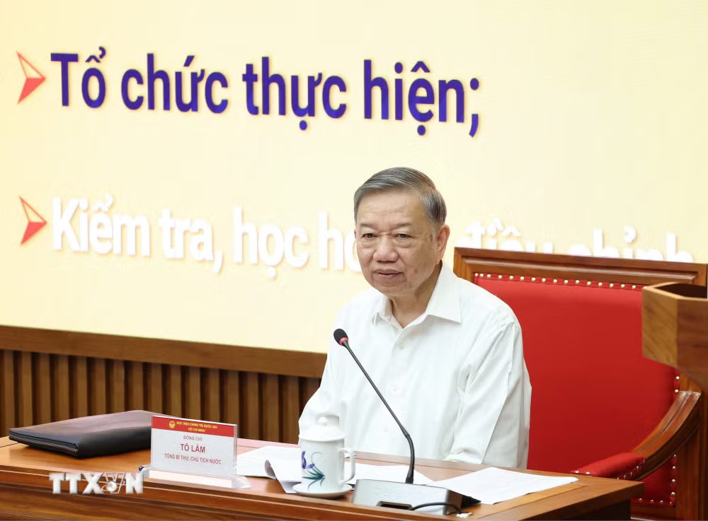 Tổng Bí thư, Chủ tịch nước Tô Lâm trao đổi và truyền đạt Chuyên đề. (Ảnh: Thống Nhất/TTXVN) ttxvn-tong-bi-thu-chu-tich-nuoc-truyen-dat-chuyen-de-ve-lanh-dao-chien-luoc-2.jpg