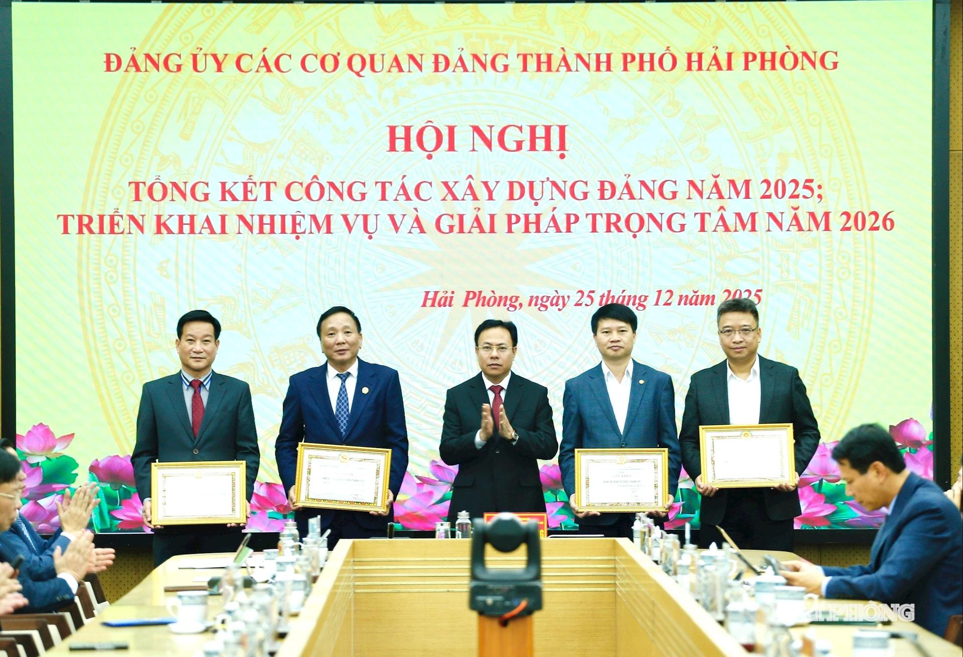 Đồng ch&iacute; Ho&agrave;ng Quốc Thưởng, Uỷ vi&ecirc;n ban Thường vụ Th&agrave;nh ủy, Ph&oacute; b&iacute; thư Thường trực Đảng ủy khối c&aacute;c cơ quan Đảng th&agrave;nh phố trao giấy khen tặng c&aacute;c tập thể c&oacute; th&agrave;nh t&iacute;ch xuất sắc.