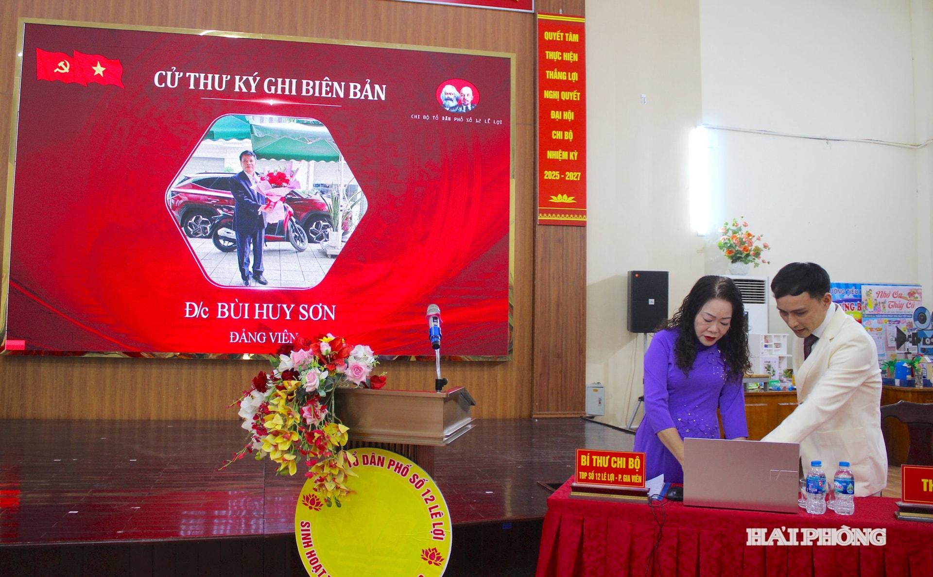 Công nghệ thông tin được ứng dụng để buổi sinh hoạt chi bộ thêm sinh động, hiệu quả.