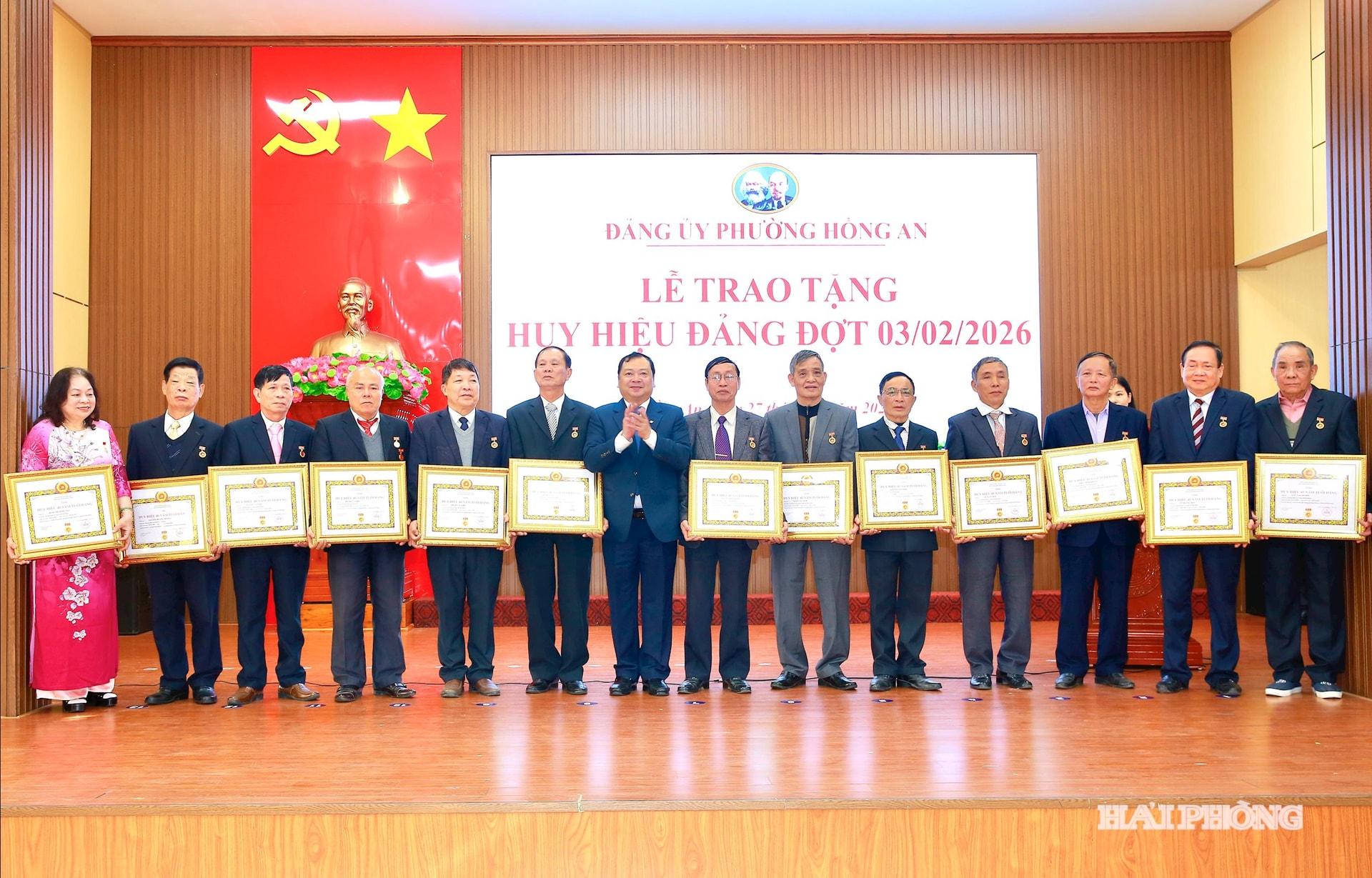 Đồng chí Đỗ Việt Hưng, Bí thư Đảng uỷ phường Hồng An trao Huy hiệu 45 năm, 40 năm,tuổi đảng tặng các đảng viên trên địa bàn.