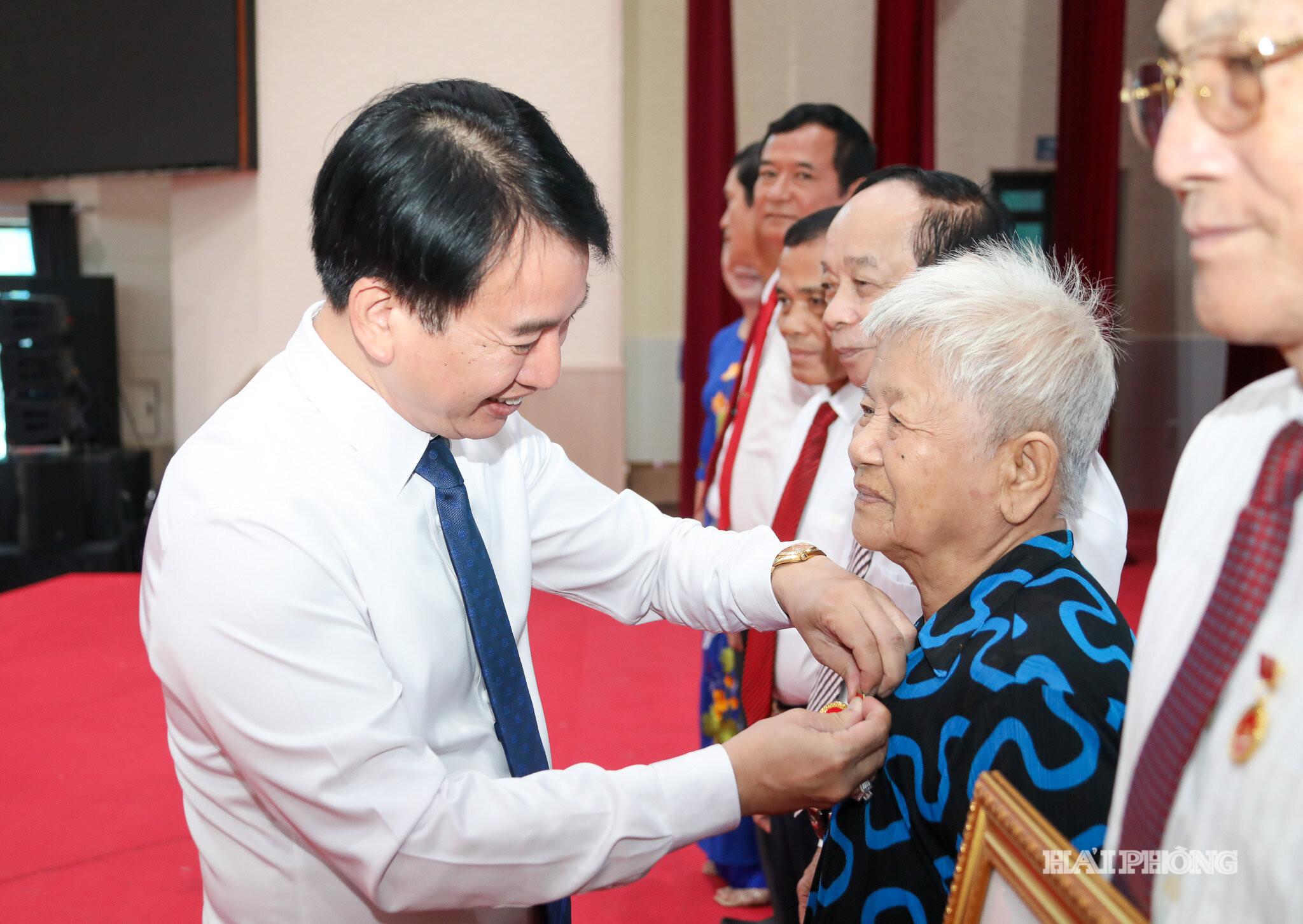 Đồng chí Nguyễn Đức Tuấn, Ủy viên Ban Thường vụ Thành ủy, Phó Chủ tịch Thường trực Ủy ban MTTQ Việt Nam thành phố trao Huy hiệu đảng tặng đảng viên