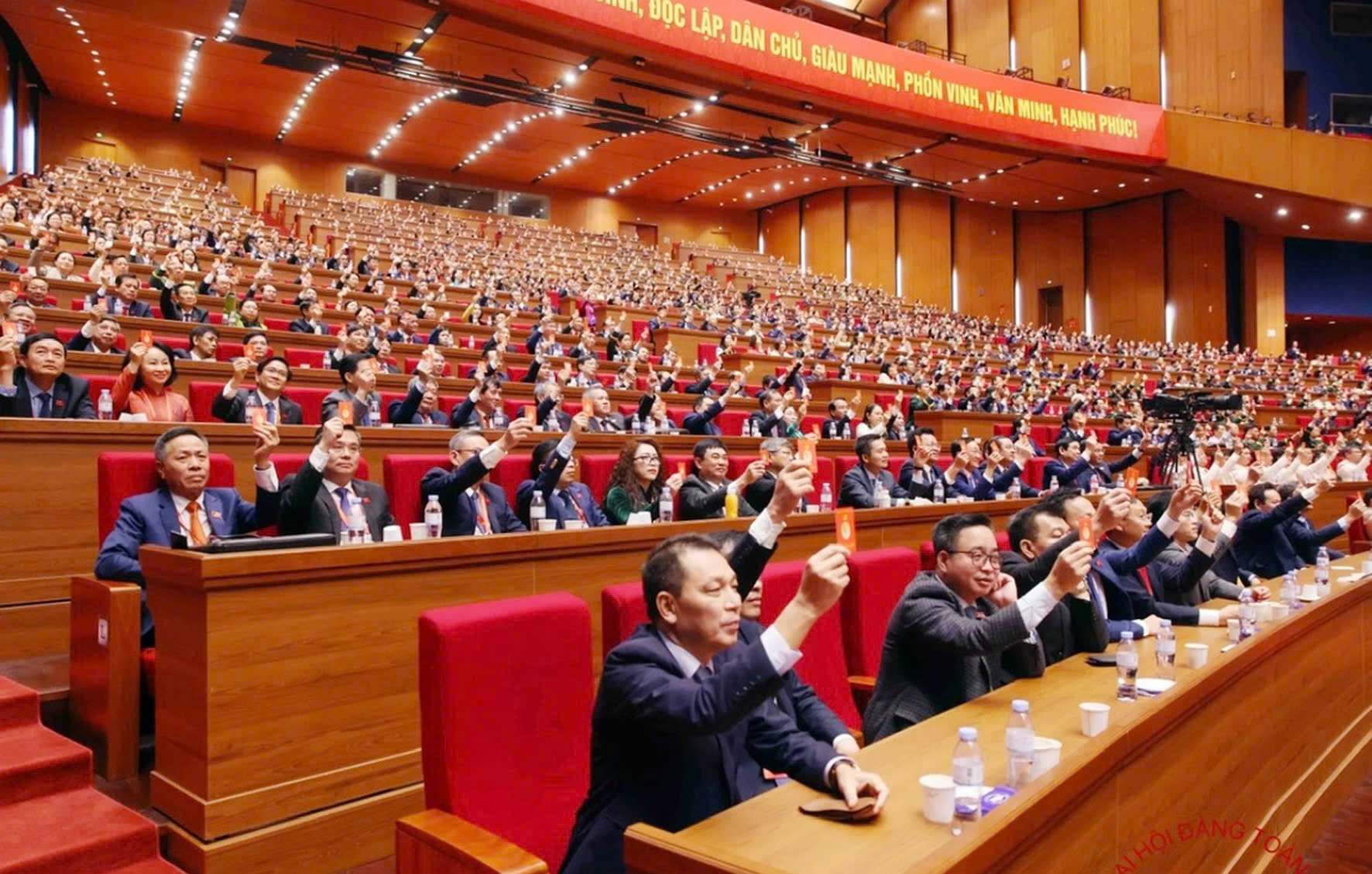 Đại hội biểu quyết thông qua dự thảo Chương trình điều chỉnh chương trình Đại hội XIV của Đảng.