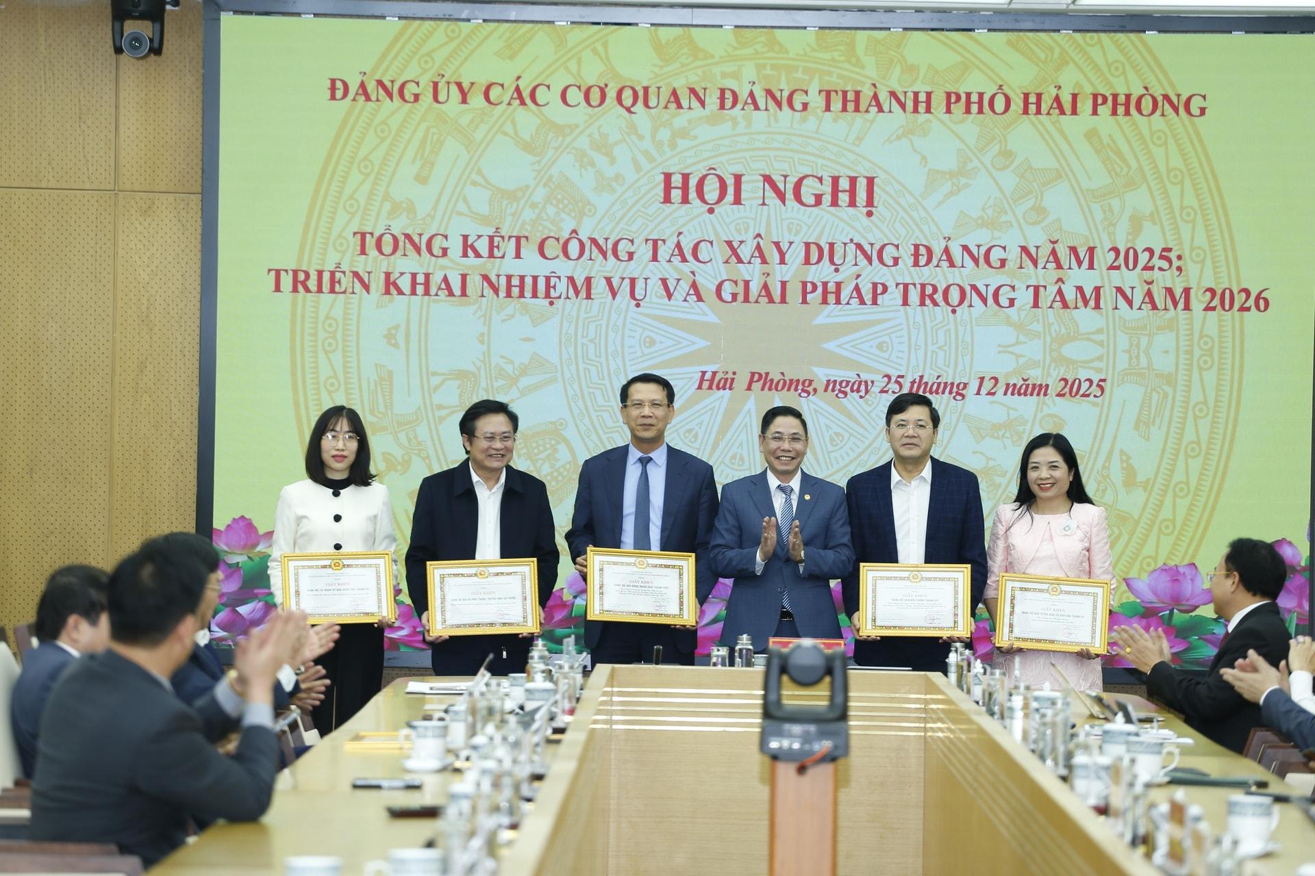 Đồng ch&iacute; Phạm Quang S&aacute;ng, Ph&oacute; b&iacute; thư Đảng ủy khối c&aacute;c cơ quan Đảng th&agrave;nh phố trao giấy khen tặng c&aacute;c tập thể c&oacute; th&agrave;nh t&iacute;ch xuất sắc.