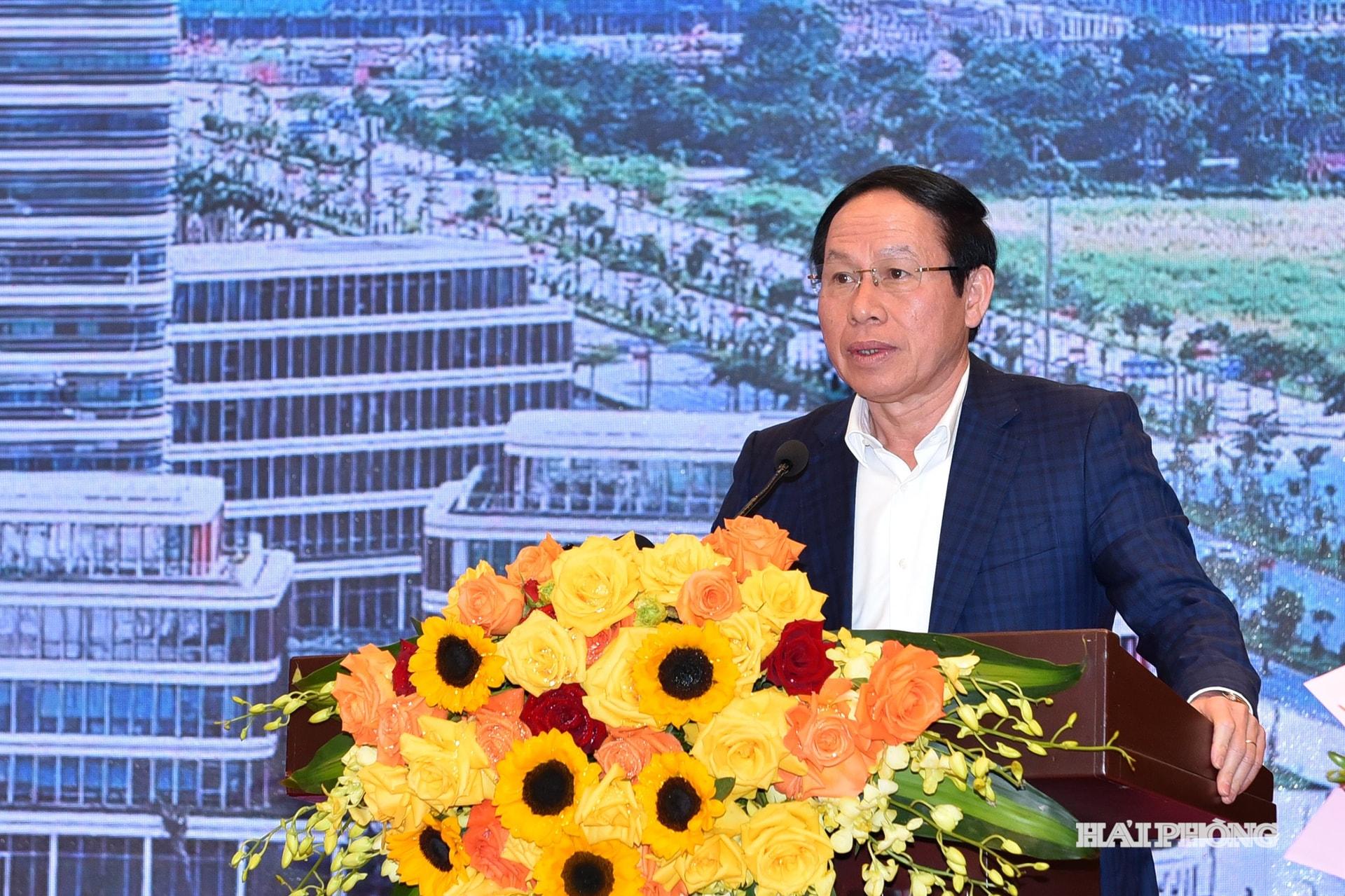 Ảnh trang 1:Đồng chí Lê Tiến Châu, Ủy viên Trung ương Đảng, Bí thư Thành ủy, Trưởng Đoàn đại biểu Quốc hội Hải Phòng phát biểu tại cuộc tiếp xúc.