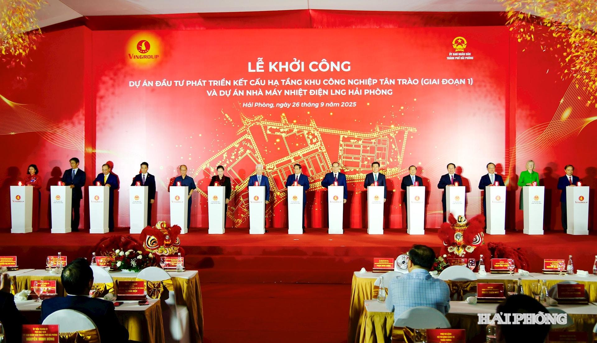 Đồng.chí Phạm Minh Chính, Uỷ viên Bộ Chính trị, Thủ tướng Chính phủ cùng các đồng chí lãnh đạo, nguyên lãnh đạo Đảng, Nhà nước, Tập đoàn Vingroup thực hiện nghi thức khởi công dự án .