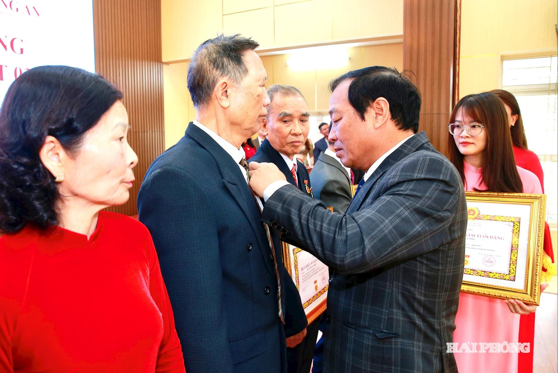 Đồng chí Lê Văn Hiệu, Phó bí thư Thành uỷ, Chủ tịch HĐND thành phố trao Hiy hiệu Đảng 60 năm, 55 năm, 50 năm tuổi đảng tặng các đảng viên trên địa bàn