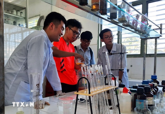 Phòng nghiên cứu trường Đại học Sư phạm kỹ thuật (Đại học Đà Nẵng). (Ảnh: TTXVN phát) ttxvn-nghien-cuu-khoa-hoc.jpg