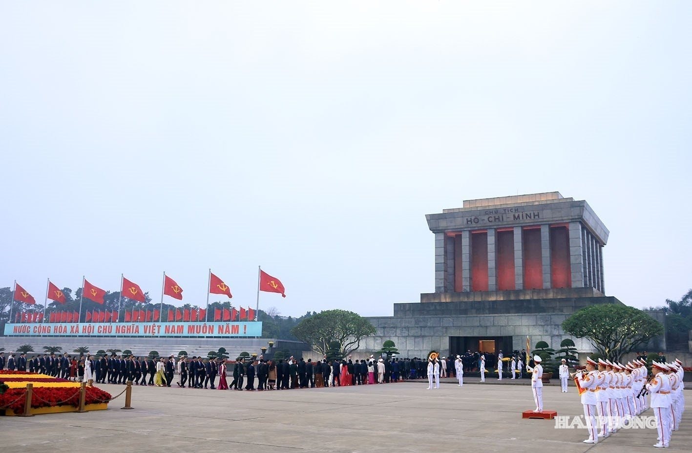 C&aacute;c đo&agrave;n đại biểu v&agrave;o lăng viếng Chủ tịch Hồ Ch&iacute; Minh