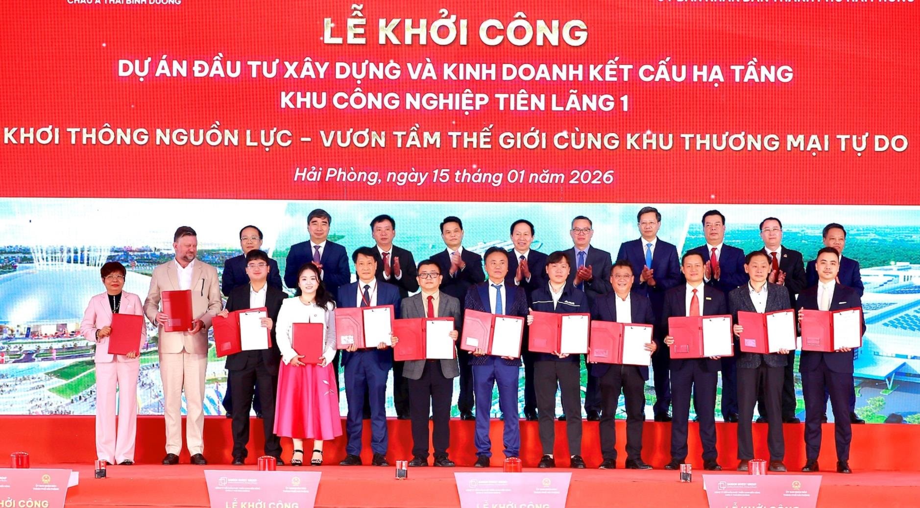 Đổng chí Lê Tiến Châu, Uỷ viên Trung ương Đảng, Bí thư Thành uỷ, Trưởng Đoàn đại biểu Quốc hội thành phố Hải Phòng cùng các đồng chí lãnh đạo thành phố chứng kiến chủ đầu tư khu công nghiệp Tiên Lãng 1 ký kết, trao biên bản ghi nhớ, hợp tác cùng các nhà đầu tư thứ cấp.