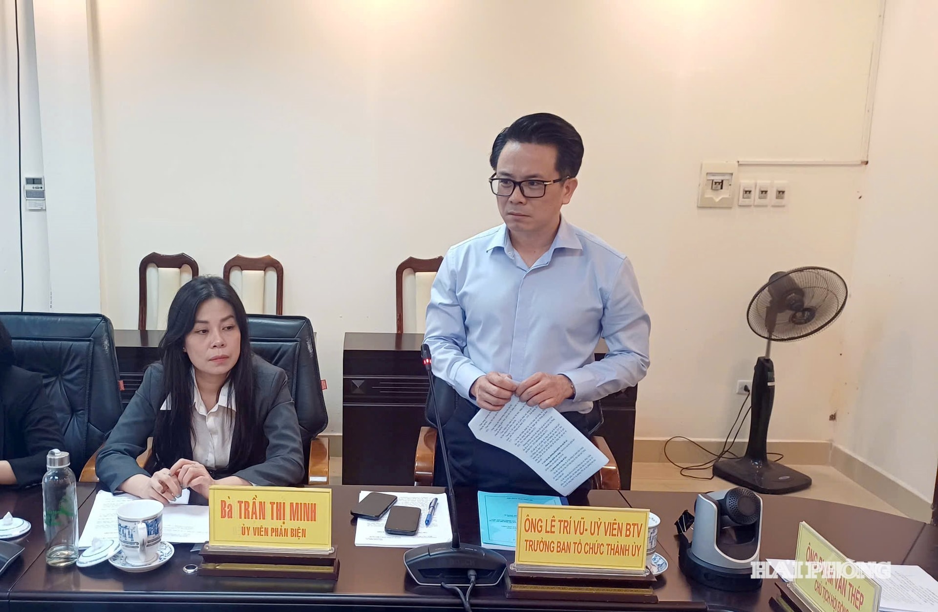 Đồng chí Lê Trí Vũ, Trưởng Ban tổ chức Thành ủy phát biểu tại hội thảo.