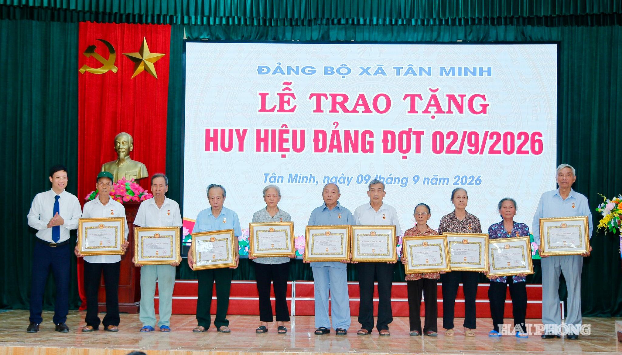 Lãnh đạo xã Tân Minh trao huy hiệu Đảng tặng các Đảng viên.
