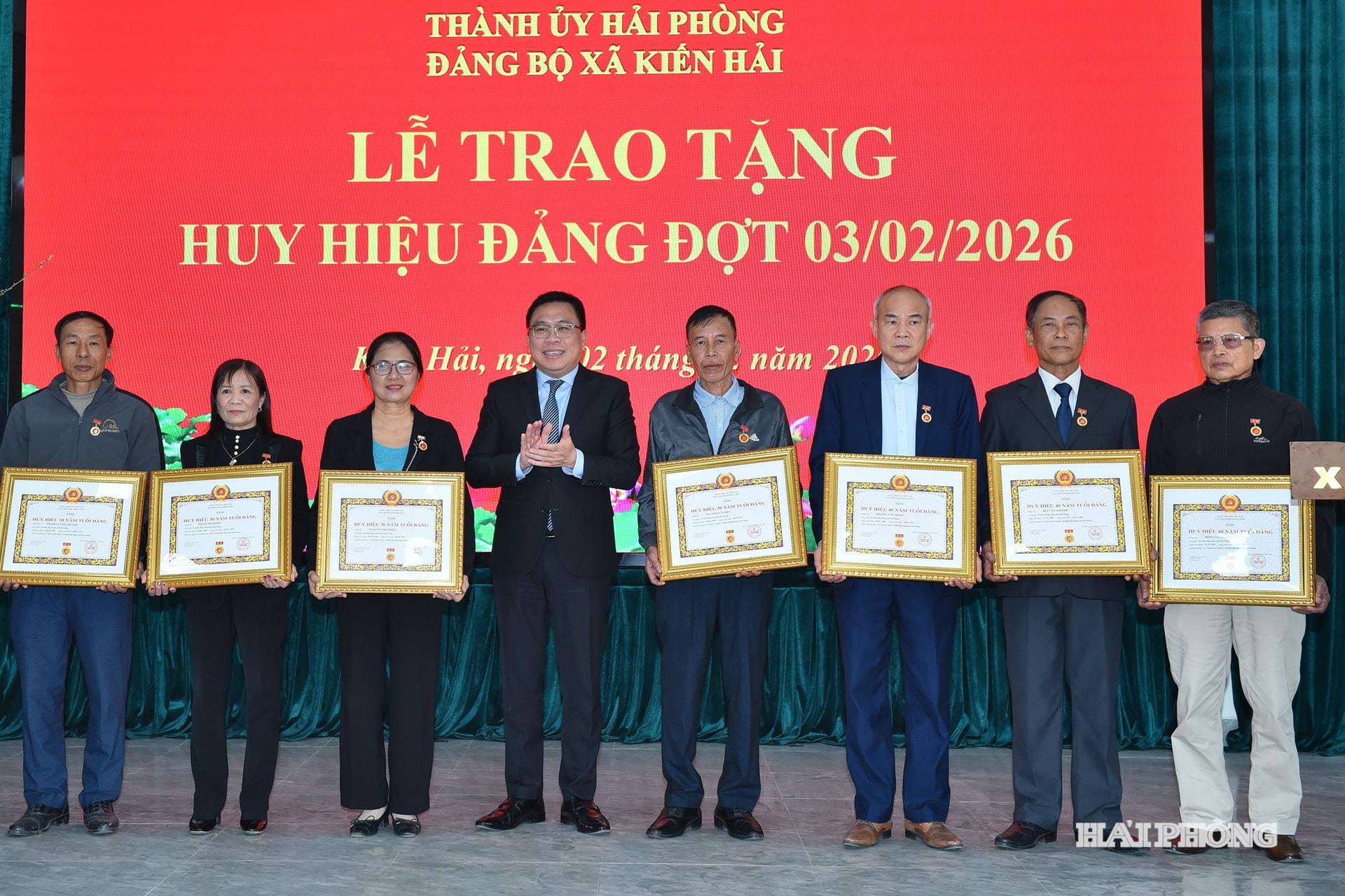 Lãnh đạo xã Kiến Hải trao Huy hiệu Đảng đợt 3/2 tặng các đảng viên trên địa bàn.