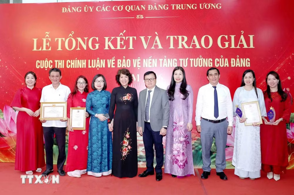 ttxvn-le-tong-ket-vao-trao-giai-cuoc-thi-chinh-luan-ve-bao-ve-nen-tang-tu-tuong-cua-dang-nam-2026-1607-2-3406.jpg