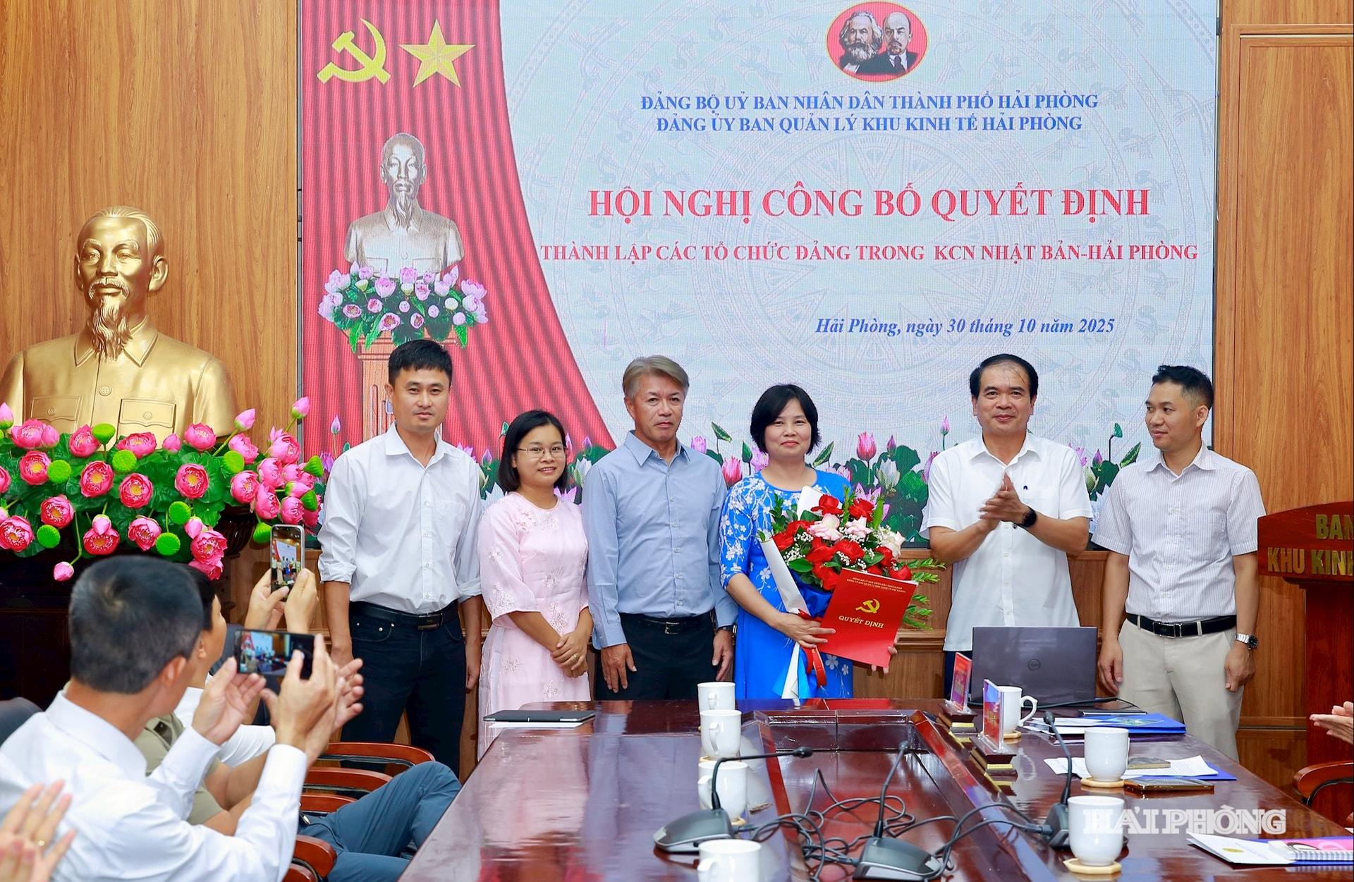 Lãnh đạo Ban quản lý Khu kinh tế Hải Phòng trao Quyết định thành lập Chi bộ Đảng doanh nghiệp trong Khu công nghiệp Nhật Bản-Hải Phòng