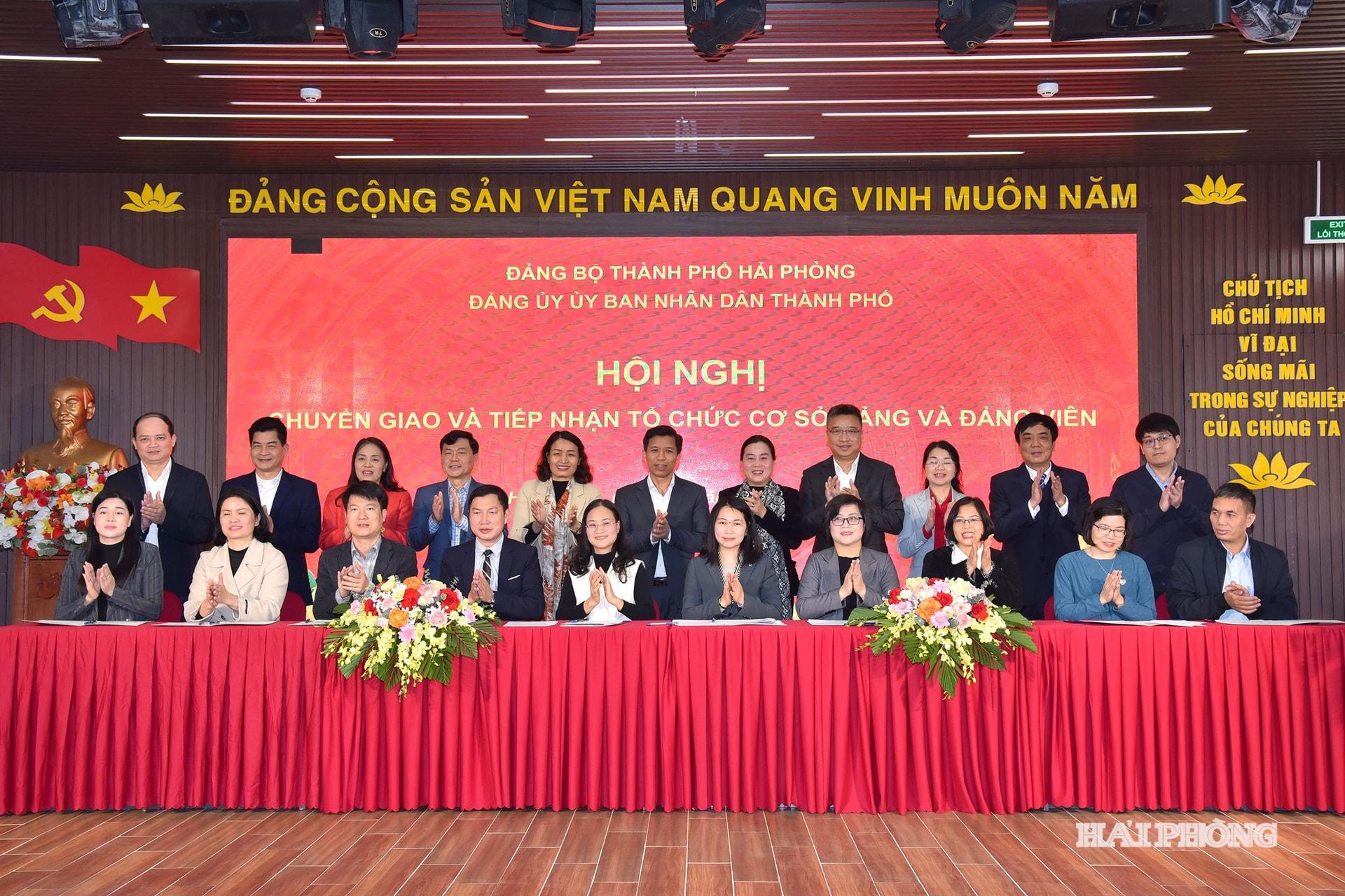 Các đại biểu ký kết chuyển giao tổ chức đảng trong các doanh nghiệp nhà nước trực thuộc Đảng uỷ UBND thành phố về trực thuộc cấp uỷ cấp xã nơi doanh nghiệp có trụ sở chính.