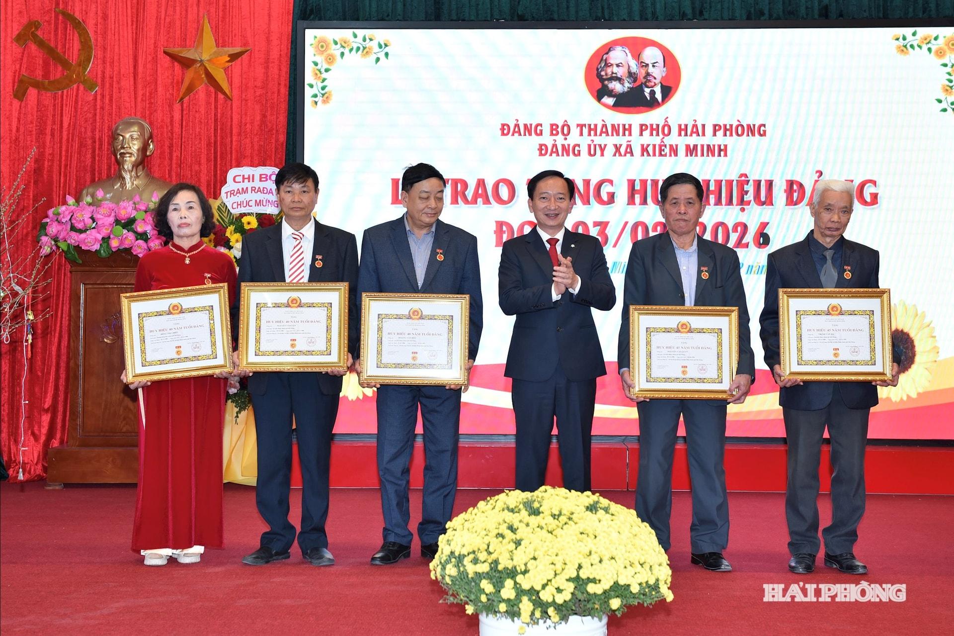 Lãnh đạo xã Kiến Minh trao Huy hiệu Đảng đợt 3/2 tặng các đảng viên trong Đảng bộ.