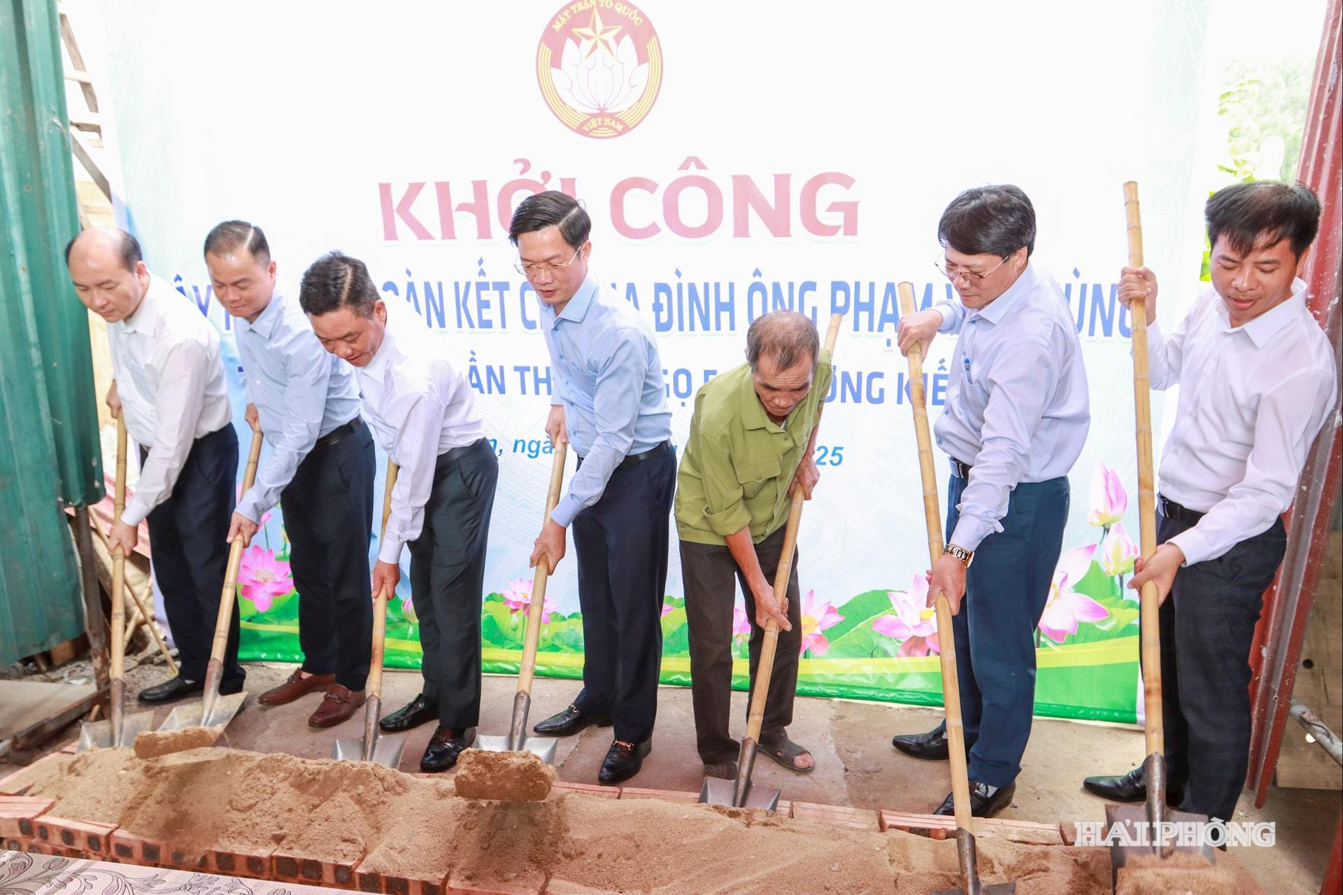 Pham Van Lap, Deputy Secretary of the city Party Committee and Chairman of the city Vietnam Fatherland Front Committee, with delegates and family representatives, breaks ground for the “Great Unity” house for Pham Van Hung