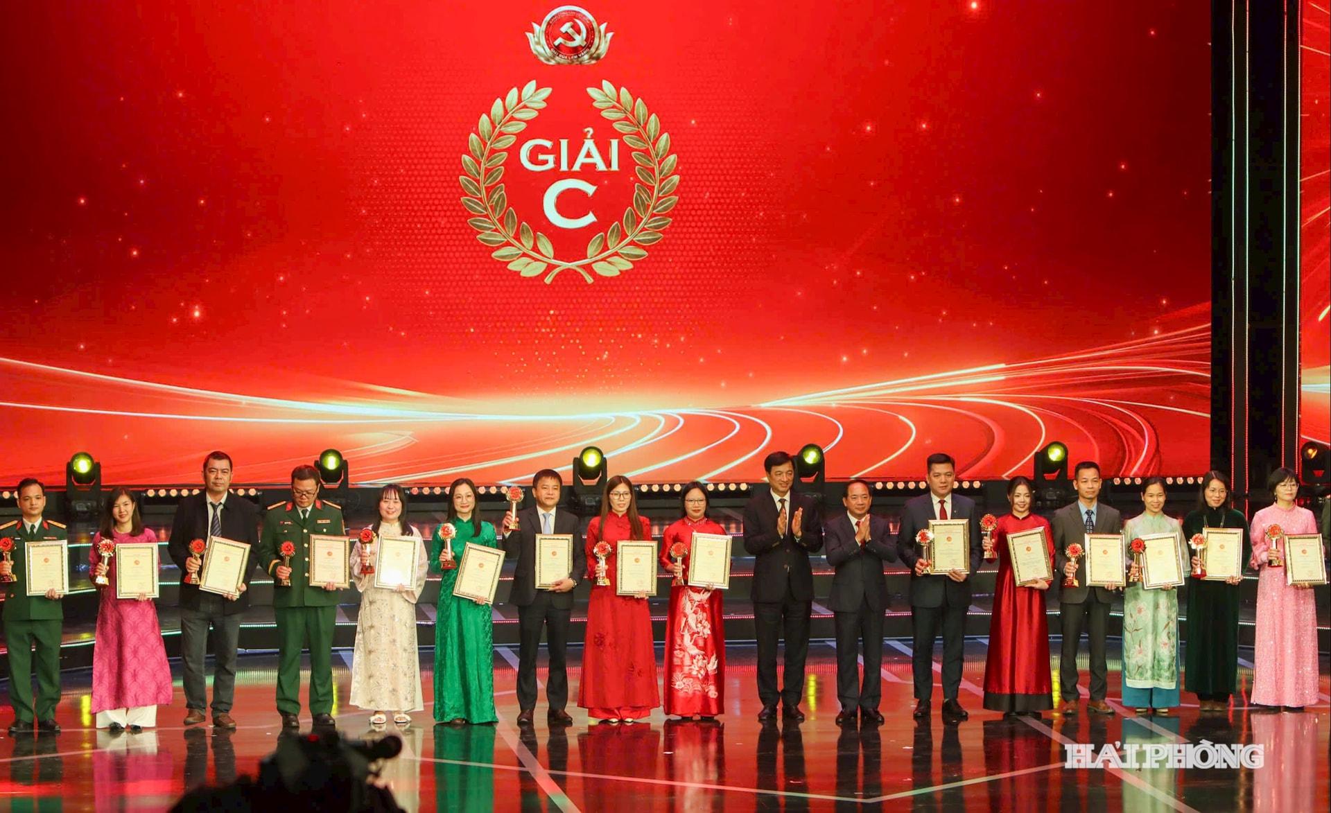 C&aacute;c đồng ch&iacute; Uỷ vi&ecirc;n Bộ Ch&iacute;nh trị: Nguyễn Duy Ngọc, B&iacute; thư Th&agrave;nh uỷ H&agrave; Nội; Trịnh Văn Quyết, Trưởng Ban Tuy&ecirc;n gi&aacute;o v&agrave; D&acirc;n vận Trung ương trao giải C tặng c&aacute;c t&aacute;c giả đạt giải