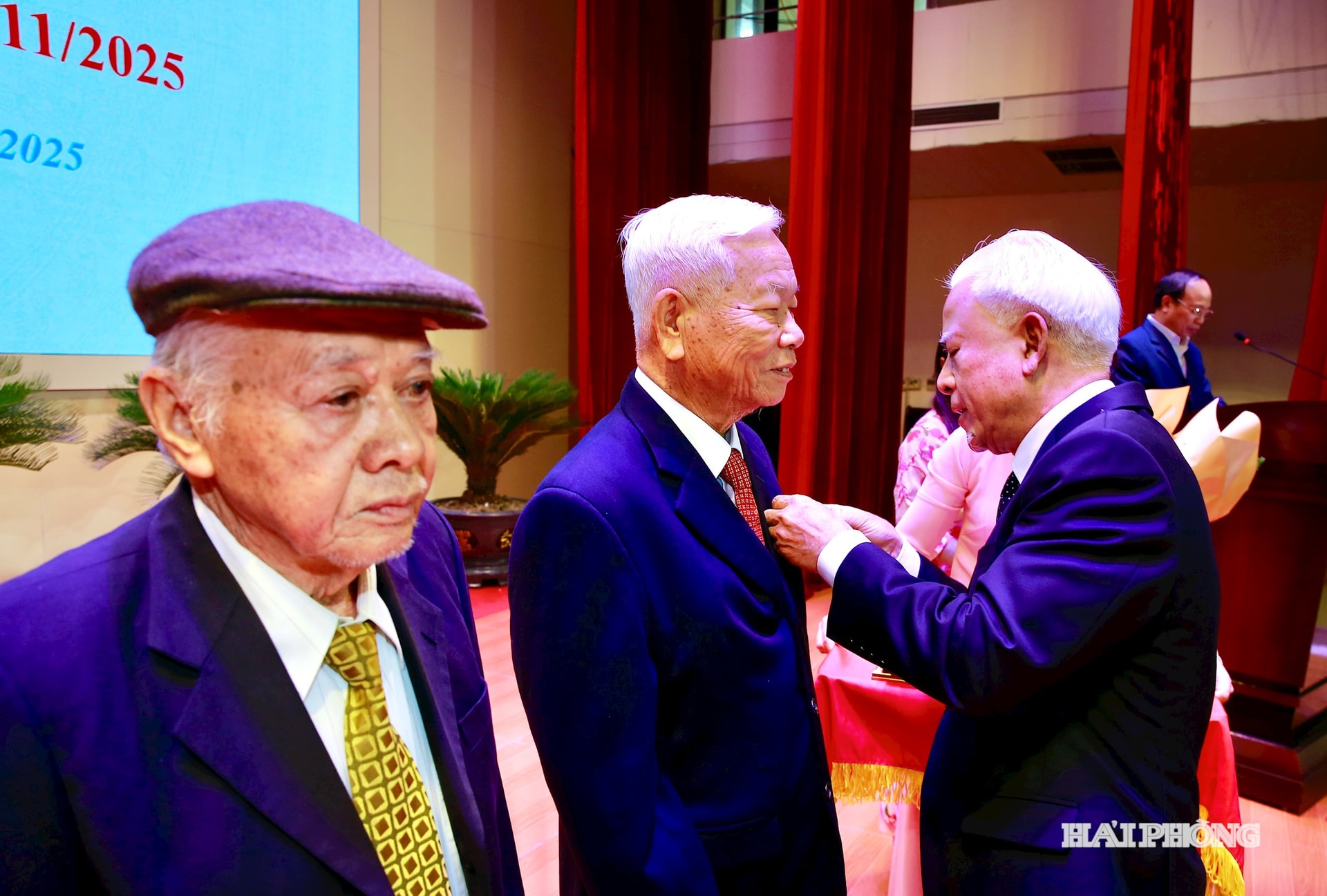 Đồng chí Nguyễn Đình Chuyến, Uỷ viên Ban Thường vụ Thành uỷ, Trưởng Ban Nội chính Thành uỷ; Bùi Văn Kiệm, Bí thư Đảng uỷ, hủ tịch HĐND phường Hưng Đạo trao Huy hiệu Đảng và tặng hoa chúc mừng các đảng viên 60 năm, 55 năm tuổi Đảng yển địa bàn phường.