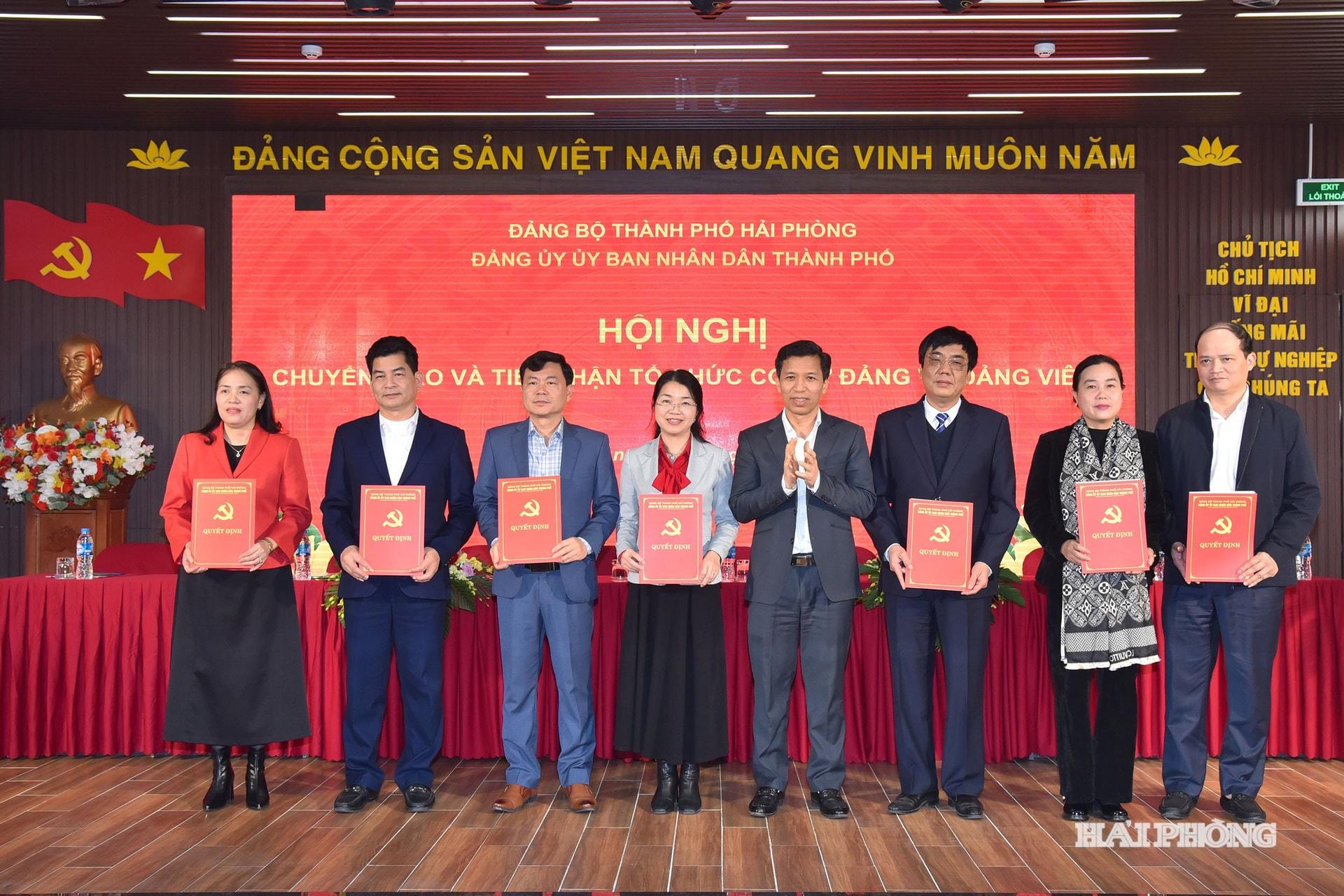 Lãnh đạo Ban Tổ chức Thành uỷ trao quyết định chuyển giao tổ chức đảng trong các doanh nghiệp nhà nước trực thuộc Đảng uỷ UBND thành phố về trực thuộc cấp uỷ cấp xã, phường.