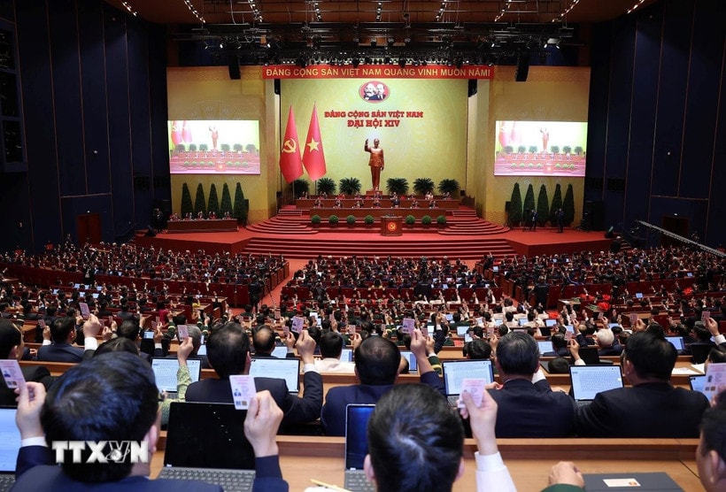 Các đại biểu biểu quyết thông qua Nghị quyết Đại hội XIV của Đảng. (Ảnh: TTXVN)