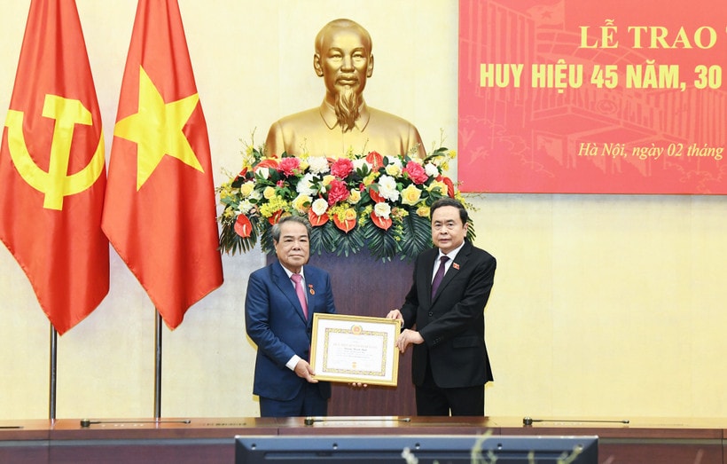Chủ tịch Quốc hội Trần Thanh Mẫn trao Huy hiệu 45 năm tuổi Đảng tặng Chủ nhiệm Ủy ban D&acirc;n nguyện v&agrave; Gi&aacute;m s&aacute;t Dương Thanh B&igrave;nh. (Nguồn: Daibieunhandan.vn)