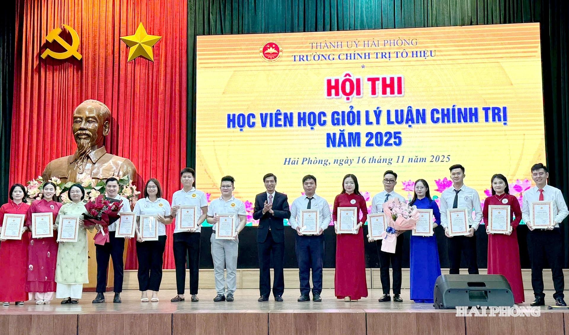 Đồng chí Nguyễn Quang Phú, ủy viên BTV- Hiệu trưởng Trường Chính trị Tô Hiệu trao thưởng tặng đội đoạt giải cao