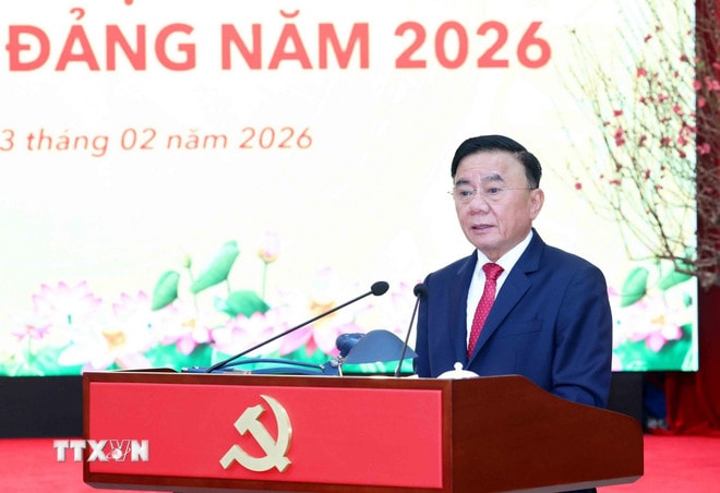 Ông Trần Cẩm Tú, Ủy viên Bộ Chính trị, Thường trực Ban Bí thư phát biểu chỉ đạo. (Ảnh: Phương Hoa/TTXVN) ttxvn-thuong-truc-ban-bi-thu-gap-mat-96-bi-thu-chi-bo-xuat-sac-toan-quoc-8.jpg