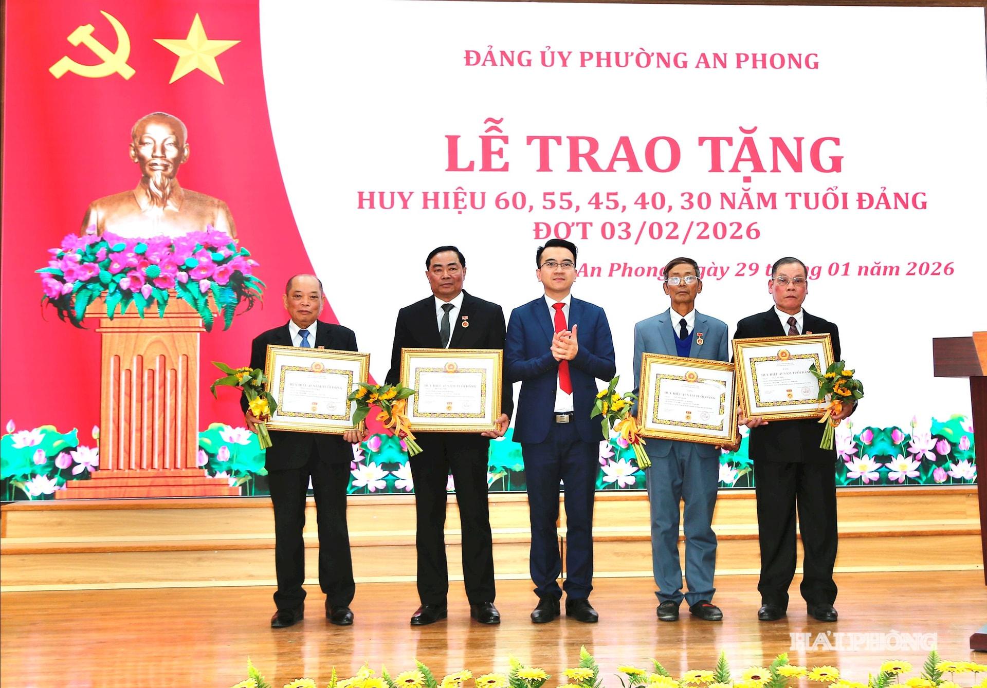 Lãnh đạo phường An Phong trao