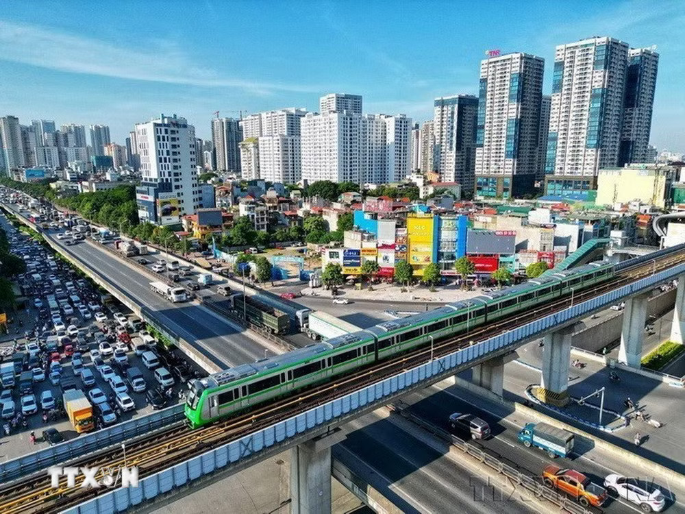 Tuyến đường sắt đô thị Cát Linh-Hà Đông (Hà Nội) là tuyến đường sắt đô thị đầu tiên của cả nước, trở thành phương tiện đi lại tin cậy hằng ngày của người dân Thủ đô. (Ảnh: Tuấn Anh/TTXVN) ttxvn-quoc-khanh-15-resize.jpg