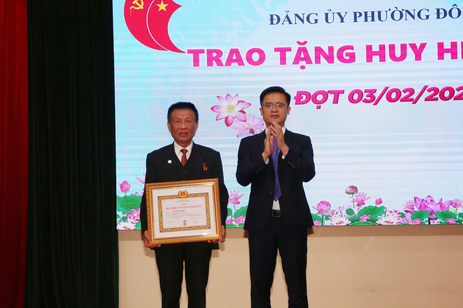 L&atilde;nh đạo phường Đ&ocirc;ng Hải trao Huy hiệu 55 tuổi Đảng tặng Anh h&ugrave;ng lực lượng vũ trang Phạm Đăng Di&ecirc;̣n