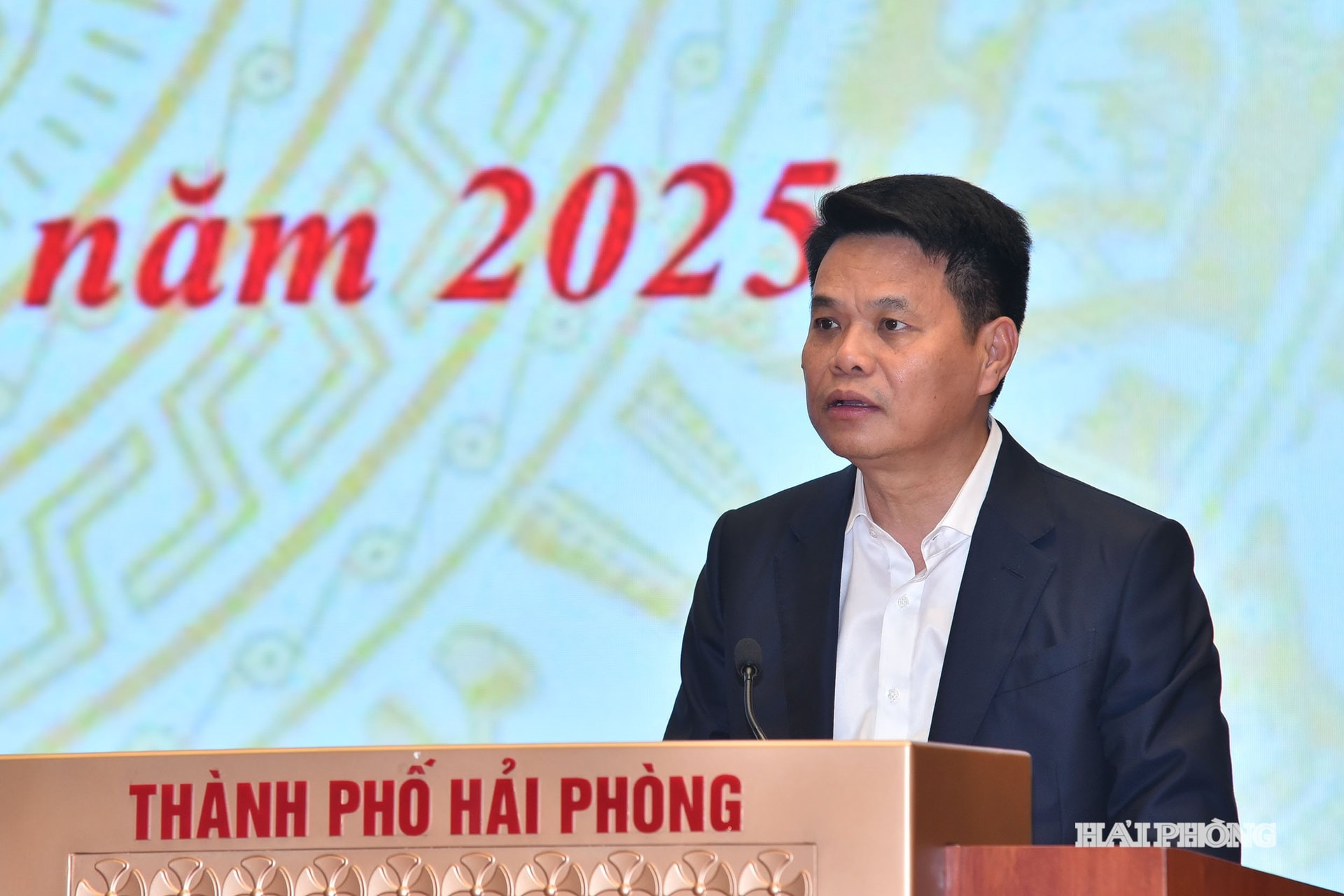 Đồng chí Lê Ngọc Châu, Phó bí thư Thành uỷ, Chủ tịch UBND thành phố phát biểu quán triệt tại hội nghị.