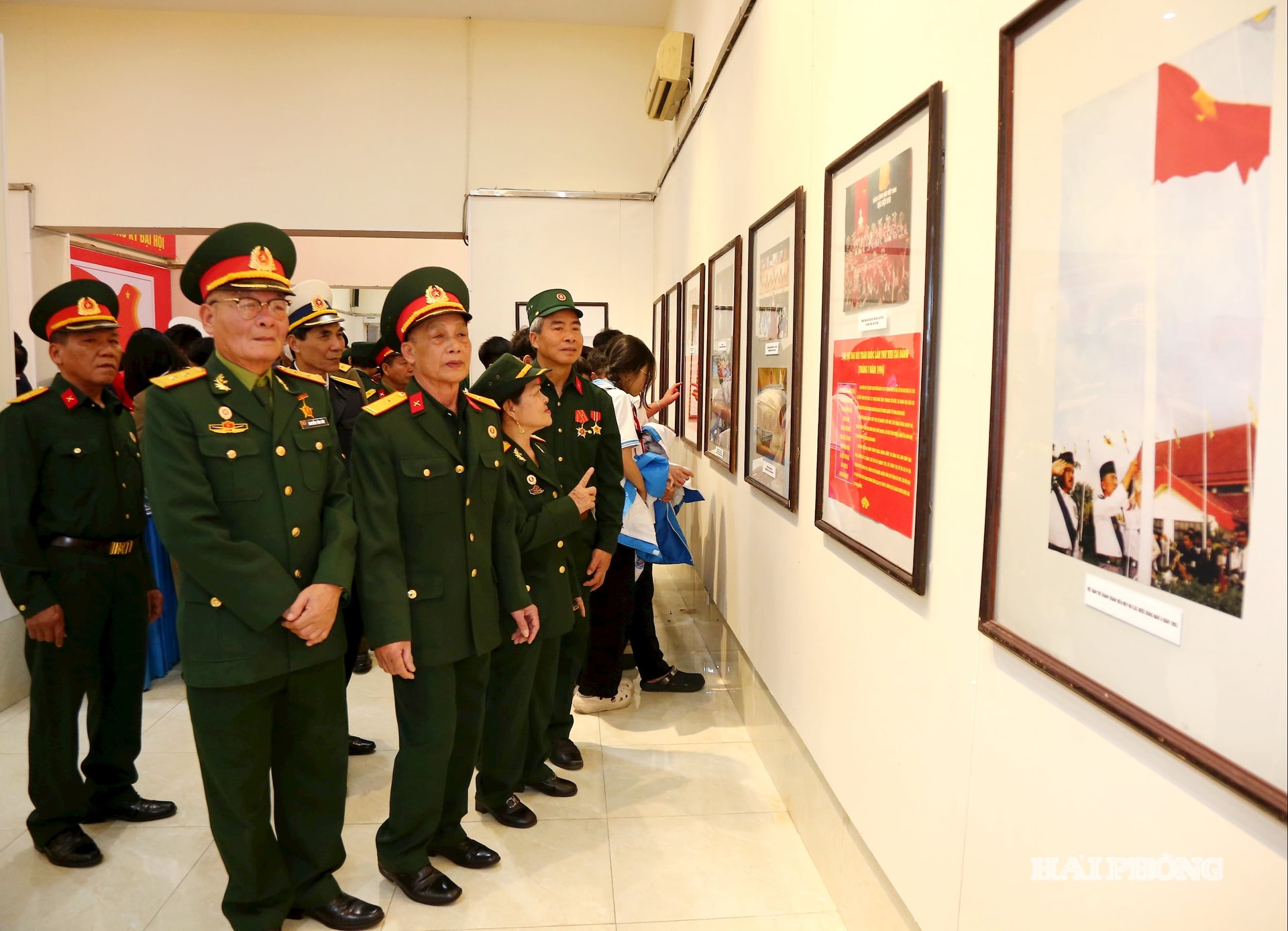 Đ&ocirc;ng đảo c&aacute;c chiến sĩ trẻ, học sinh v&agrave; người d&acirc;n tới xem triển l&atilde;m ảnh tư liệu Đảng cộng sản Việt Nam qua c&aacute;c kỳ Đại hội.