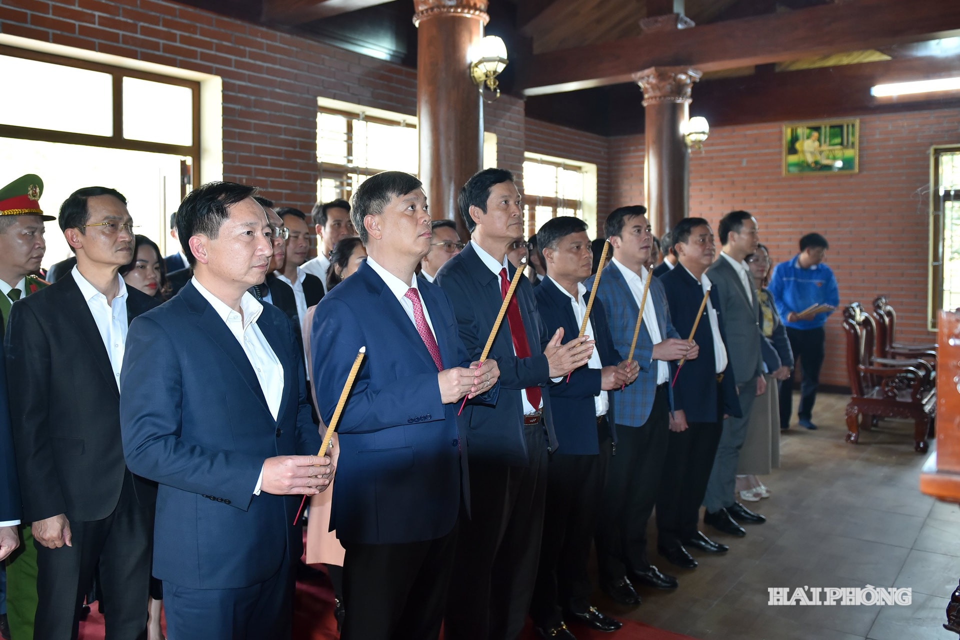 Các đại biểu dâng hương tại Khu di tích lịch sử cách mạng đầm Bầu.