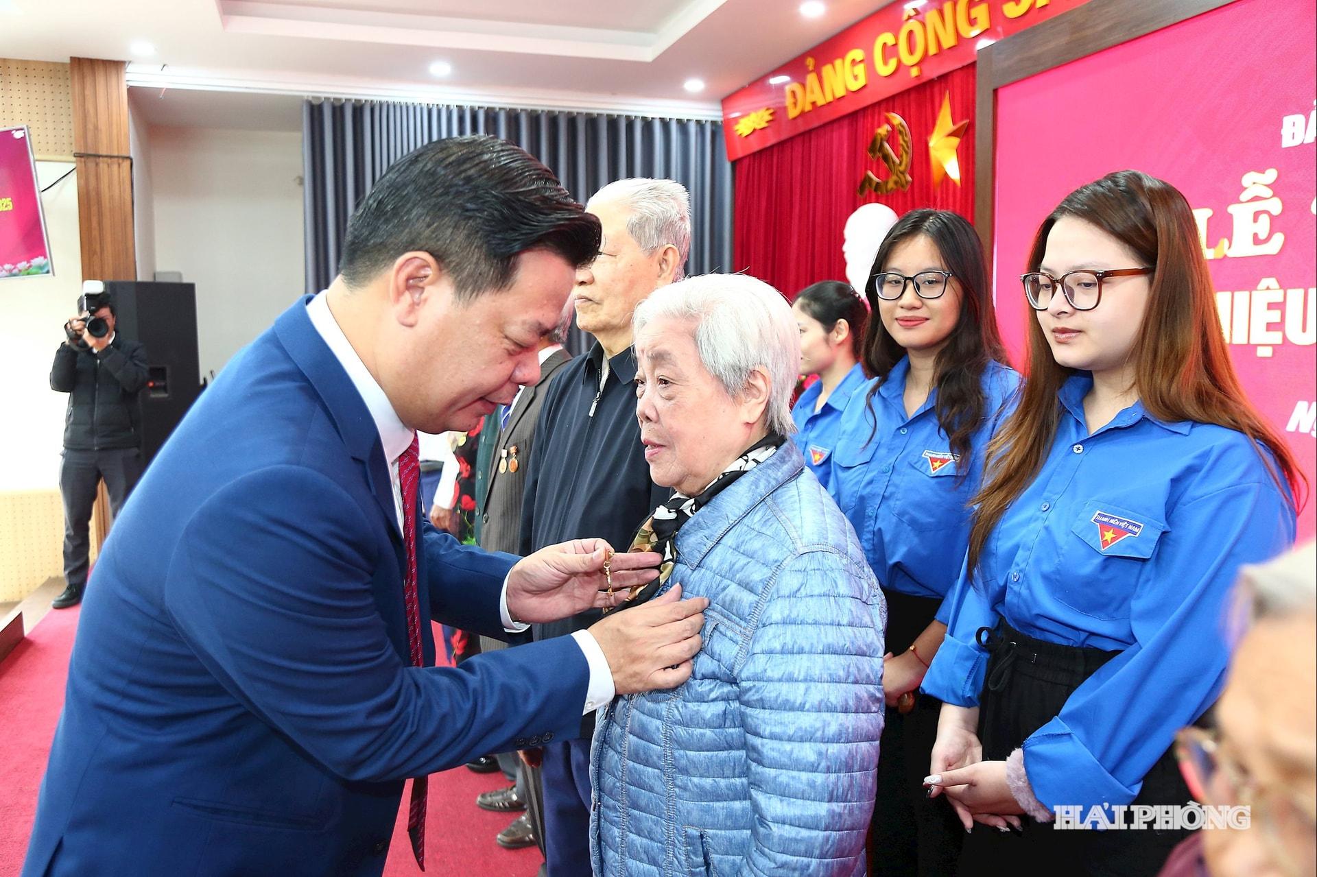 Đồng chí Phạm Văn Thép, Ủy viên BTV Thành ủy, Chủ tịch Mặt trận TQVN thành phố trao Huy hiệu Đảng tặng bà Lê Thị Đoan 60 năm tuổi Đảng.