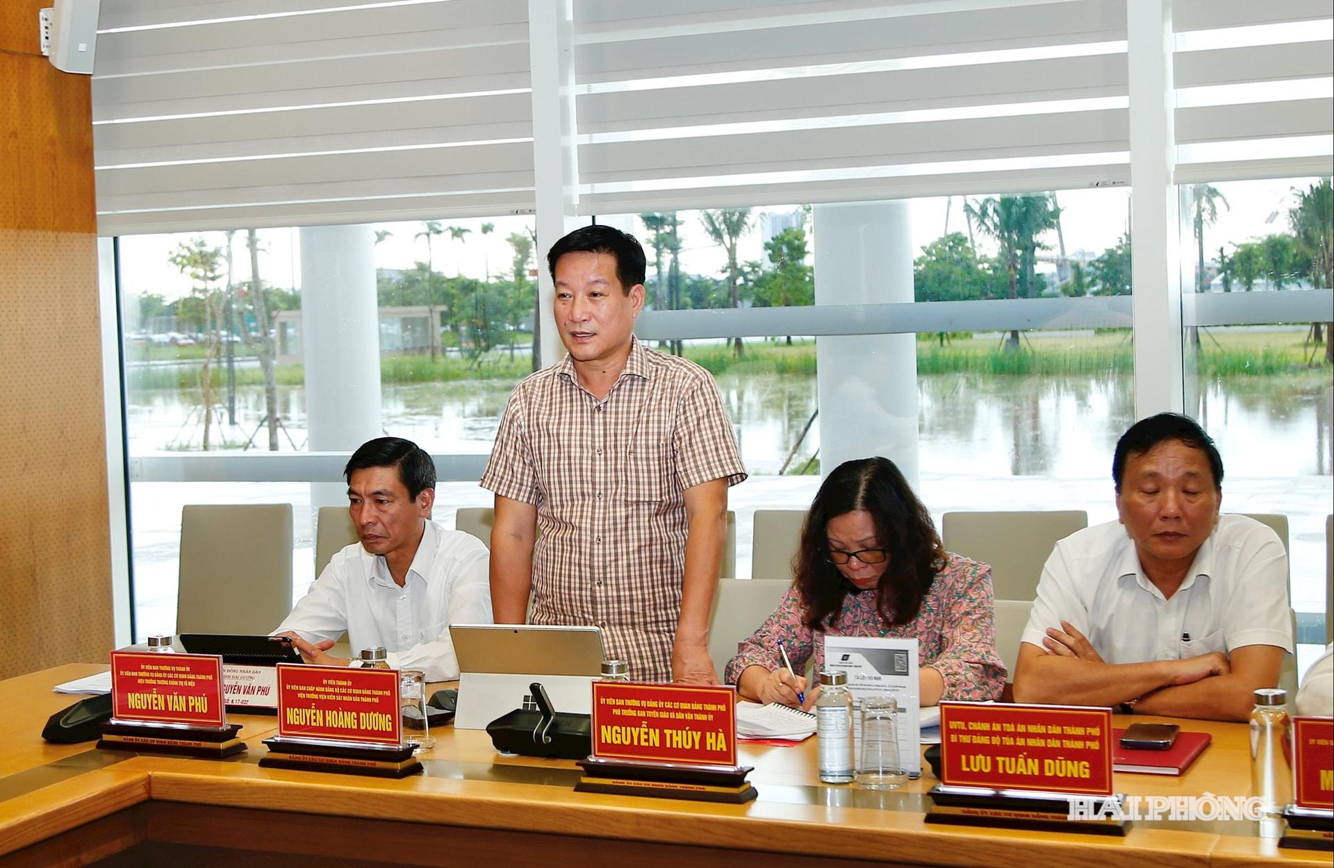 Đồng chí Nguyễn Hoàng Dương, Viện trưởng Viện Kiểm sát nhân dân thành phố phát biểu ý kiến tại hội nghị.