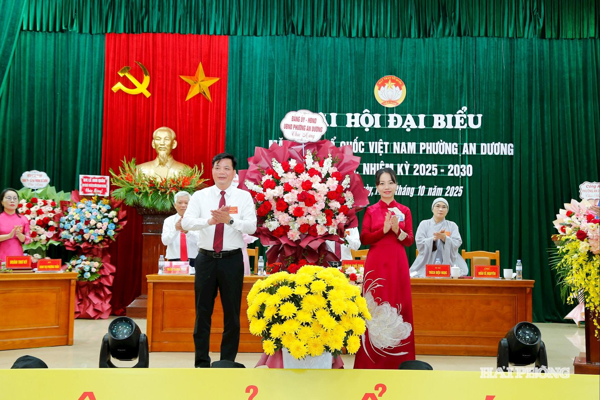 Lãnh đạo phường An Dương trao hoa chúc mừng đại hội.